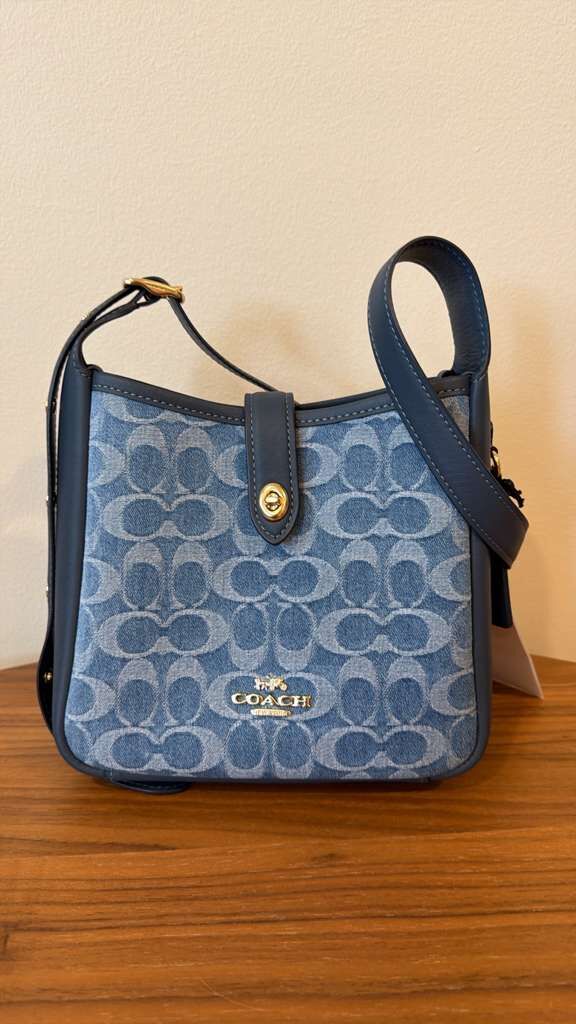 AK059 Coach Hadley Convertible 斜背包 滿版牛仔 20x18cm