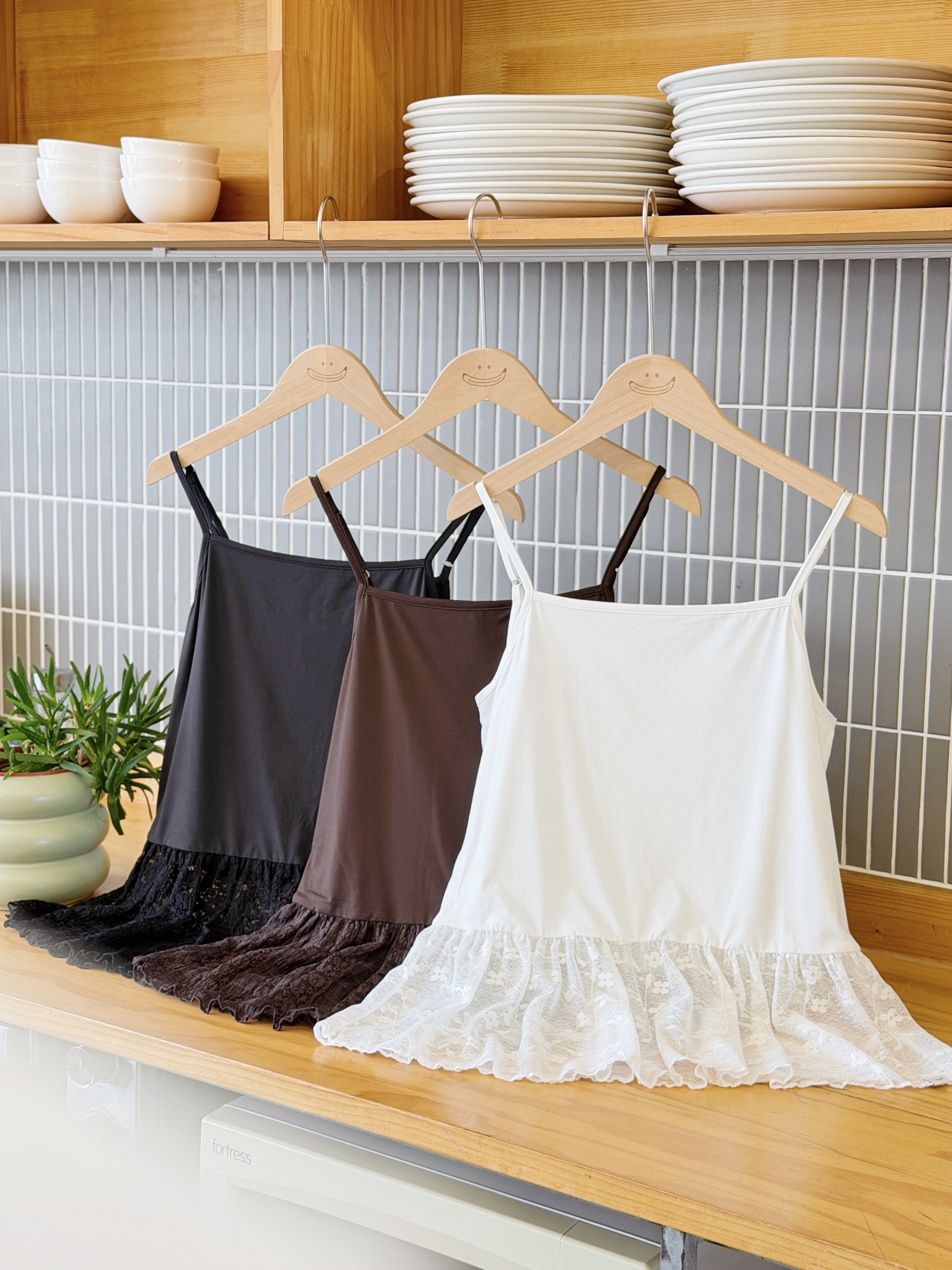 三色 /【疊穿神器👗】親膚蕾絲拼接背心 / Skin-Friendly Lace-Hem Layering Cami