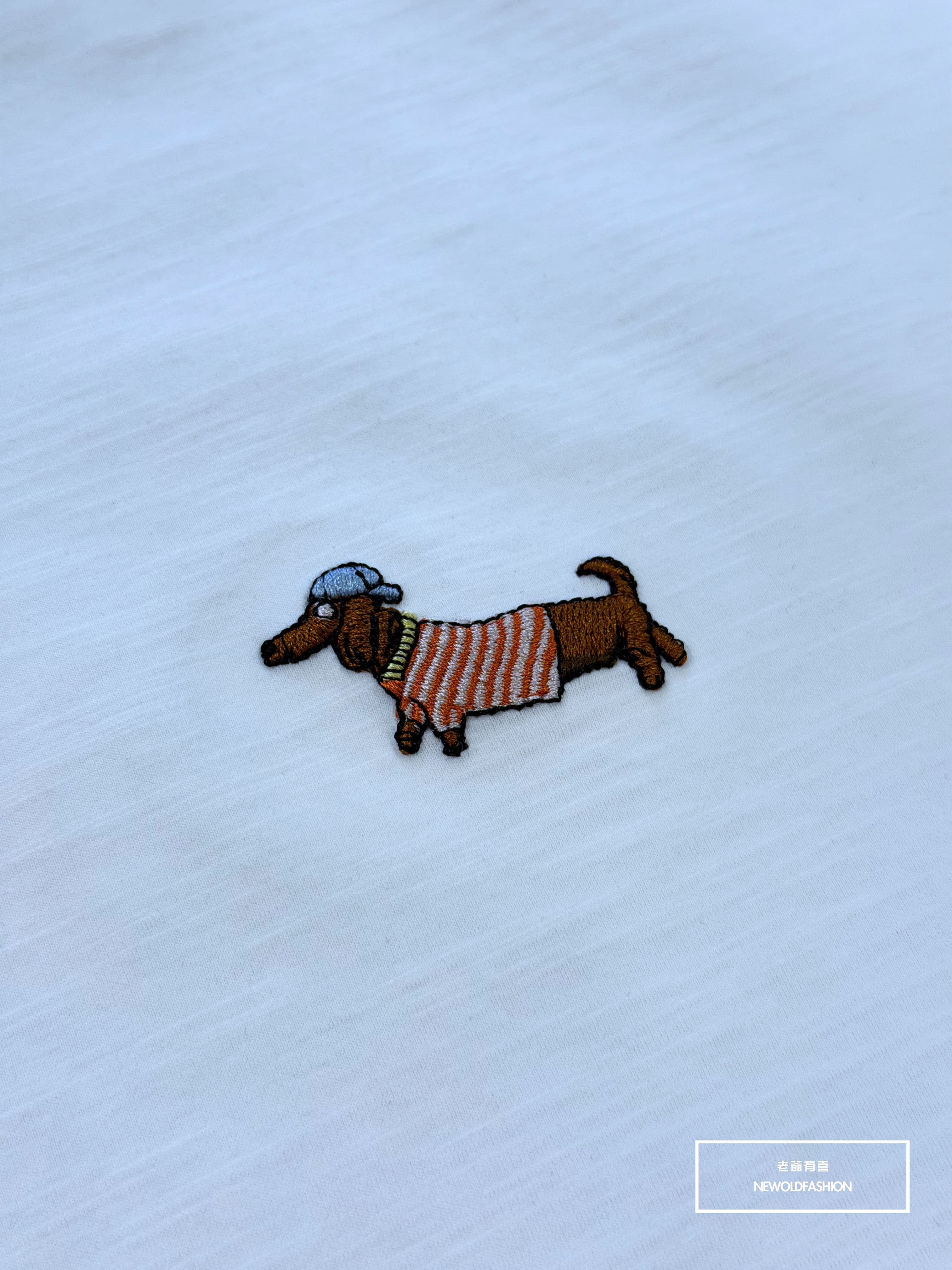 重磅漫步小狗刺繡短袖T恤－白｜ (NOF2605582698)