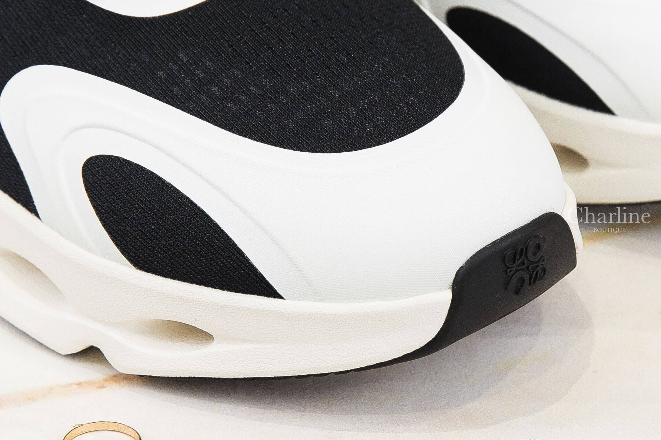 Loewe Cloudsolo Sneaker 黑色/蛋殼色聯名款側邊白色Logo運動鞋