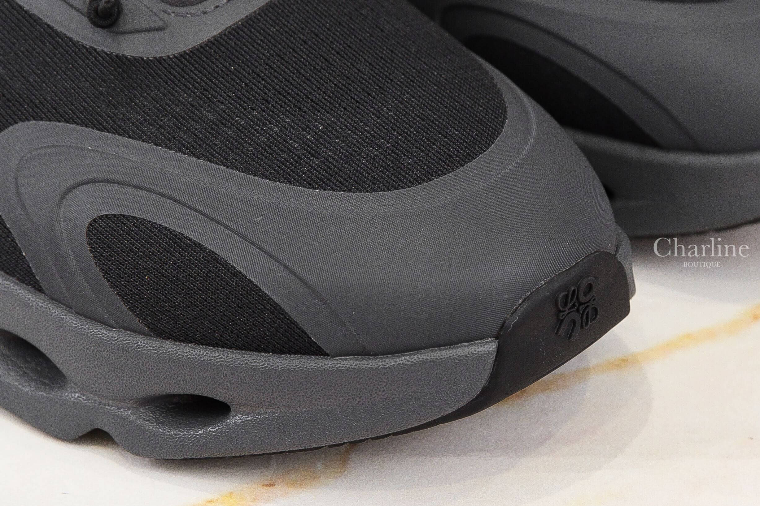 Loewe Cloudsolo Sneaker 黑色聯名款側邊銀色Logo運動鞋
