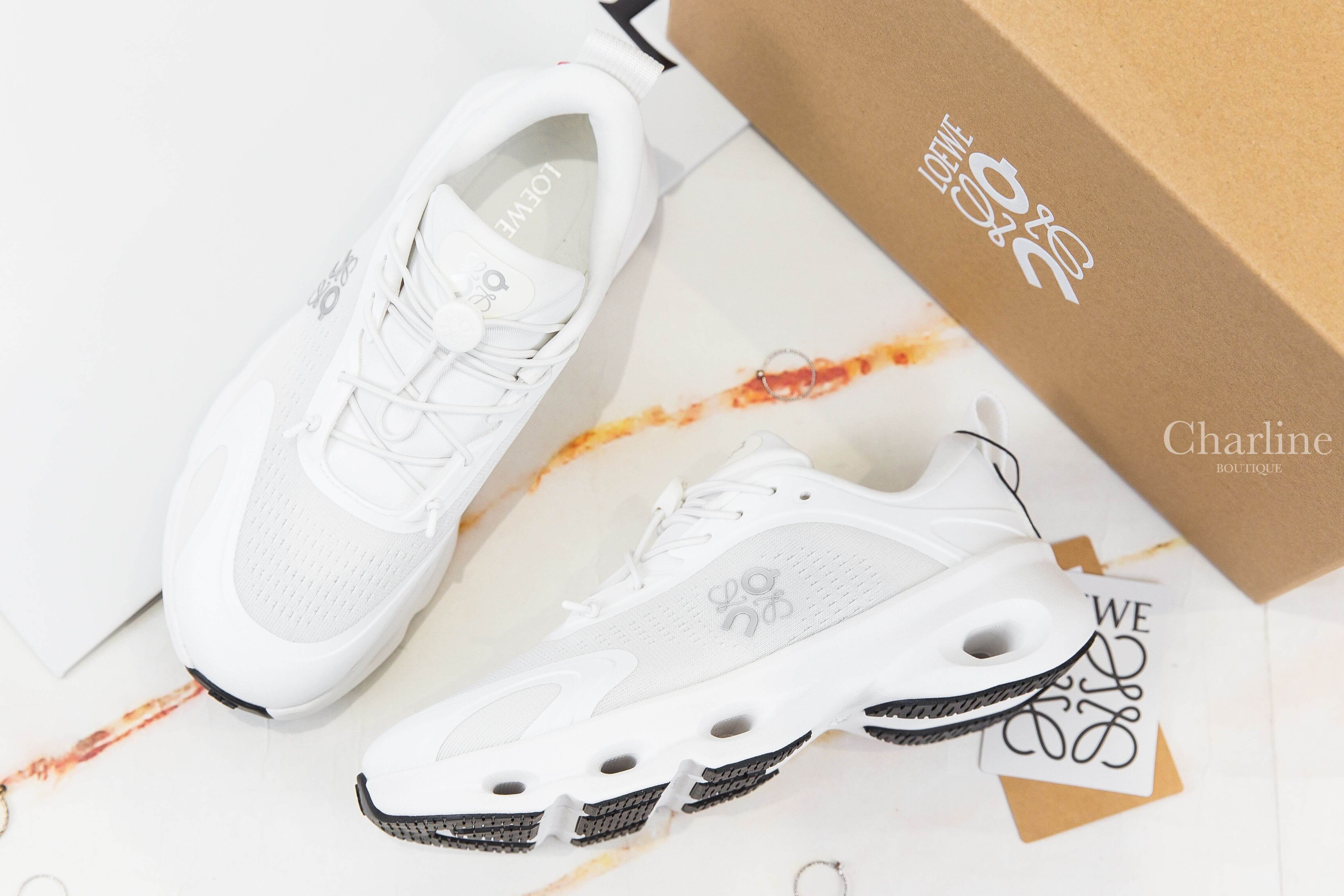Loewe Cloudsolo Sneaker 白色/淺灰色聯名款側邊銀色Logo運動鞋-Charline Boutique 精品代購