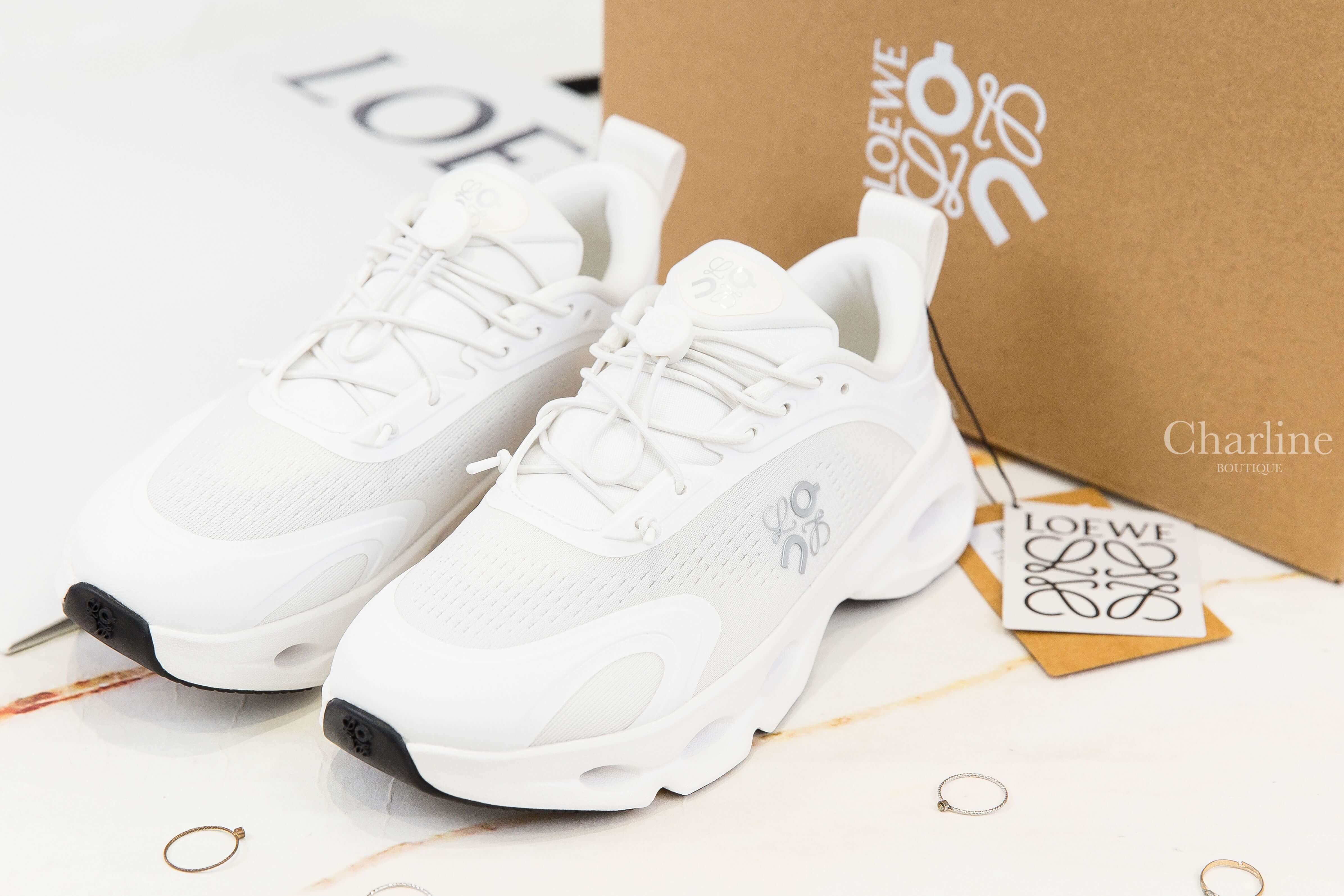 Loewe Cloudsolo Sneaker 白色/淺灰色聯名款側邊銀色Logo運動鞋-Charline Boutique 精品代購