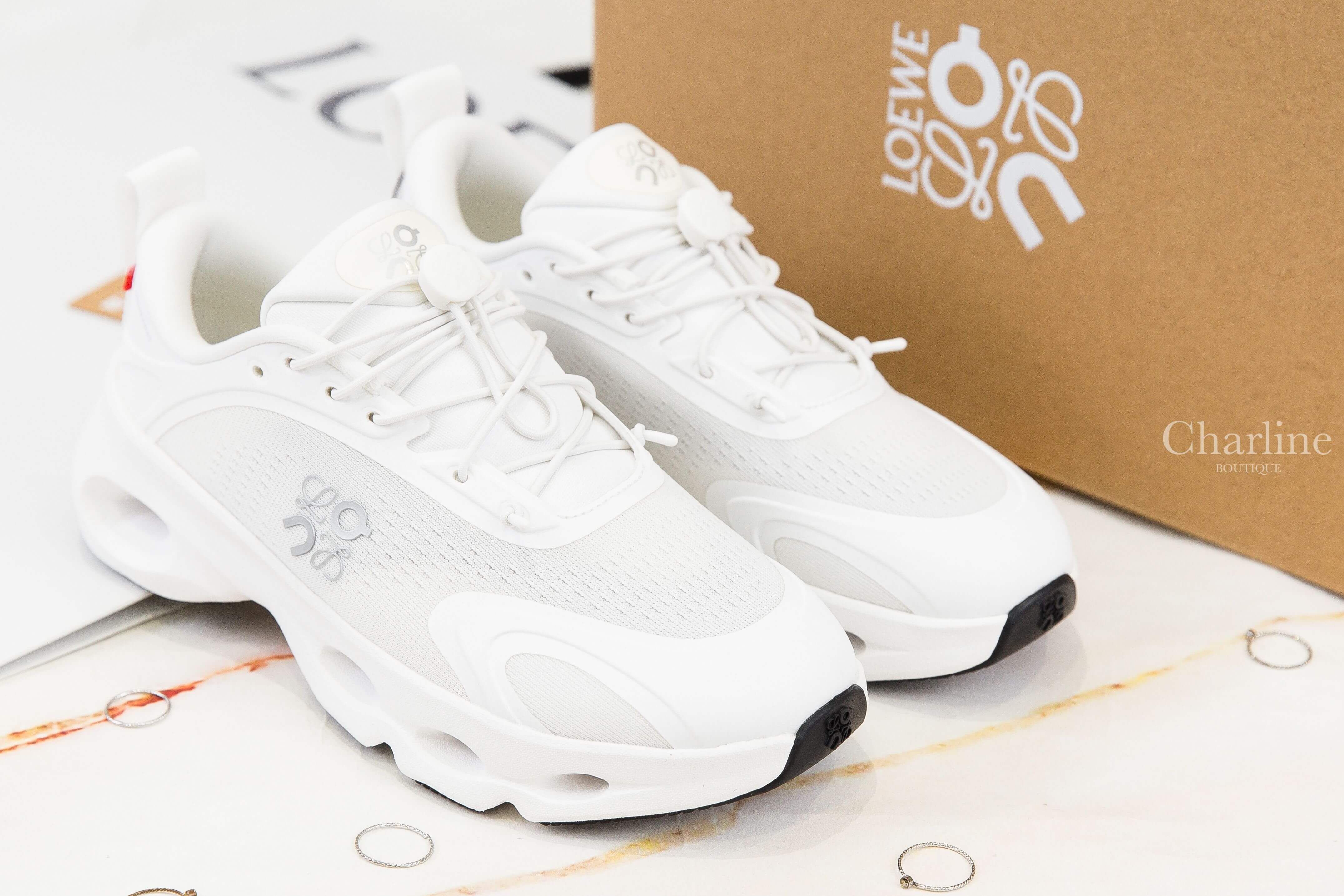 Loewe Cloudsolo Sneaker 白色/淺灰色聯名款側邊銀色Logo運動鞋