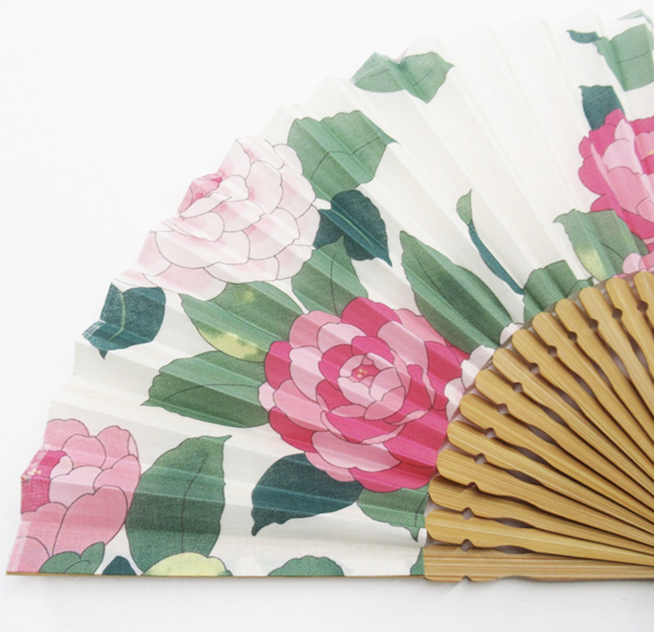 折扇，布面，刺繡，(山茶花）圖案，米白色