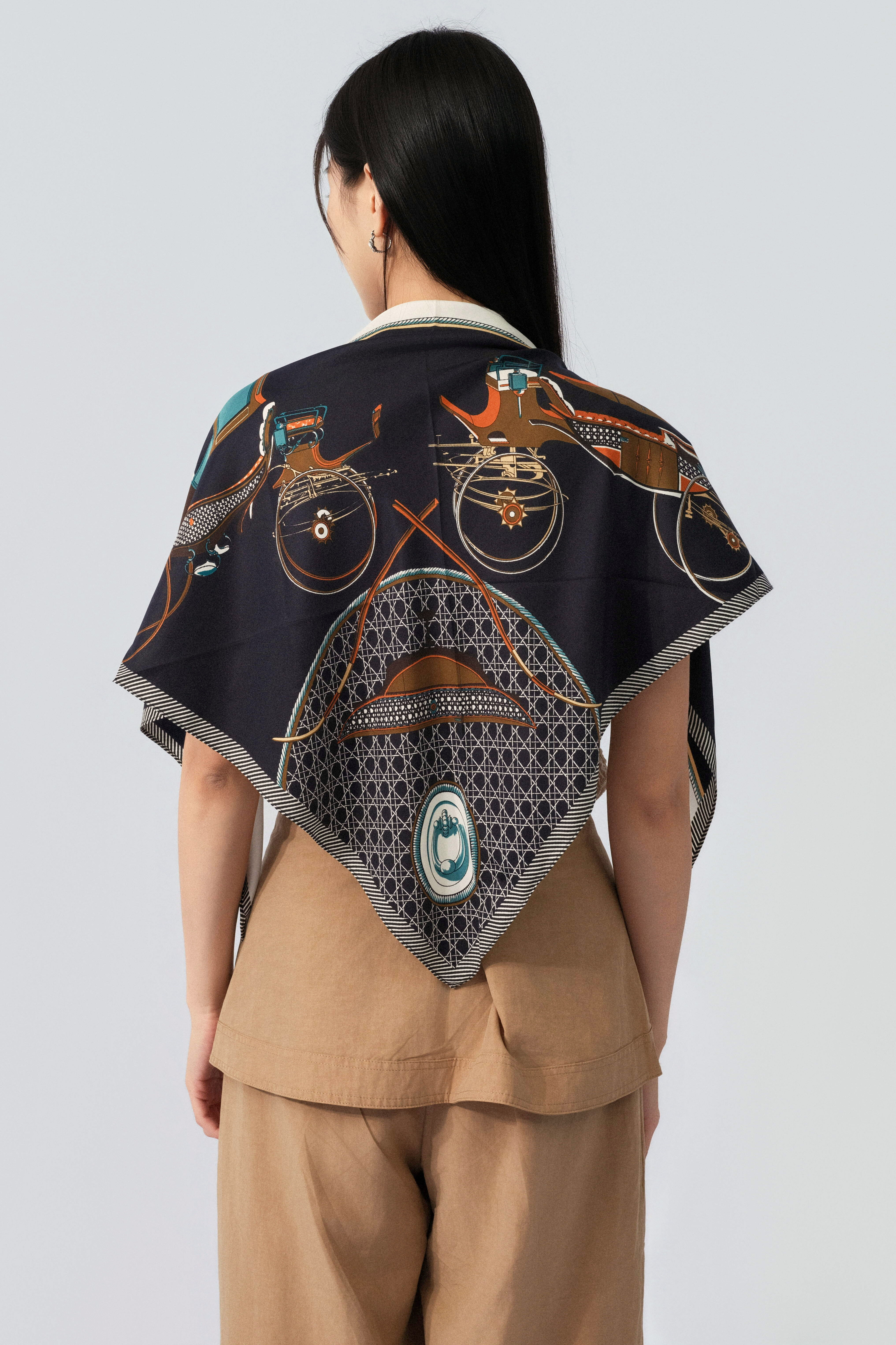 馬車圖案三角絲巾（預購產品）