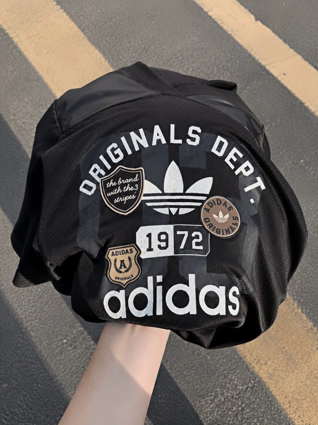 ADIDAS ORIGINALS OG GRAPHIC DEPT. MESH 美式 徽章 做舊 網眼 V領球衣 黑色