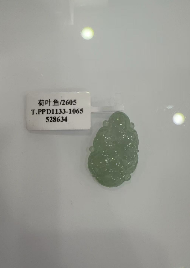 TK198 翡翠冰件-正冰荷葉魚 連18K金扣 (528634) **連證書
