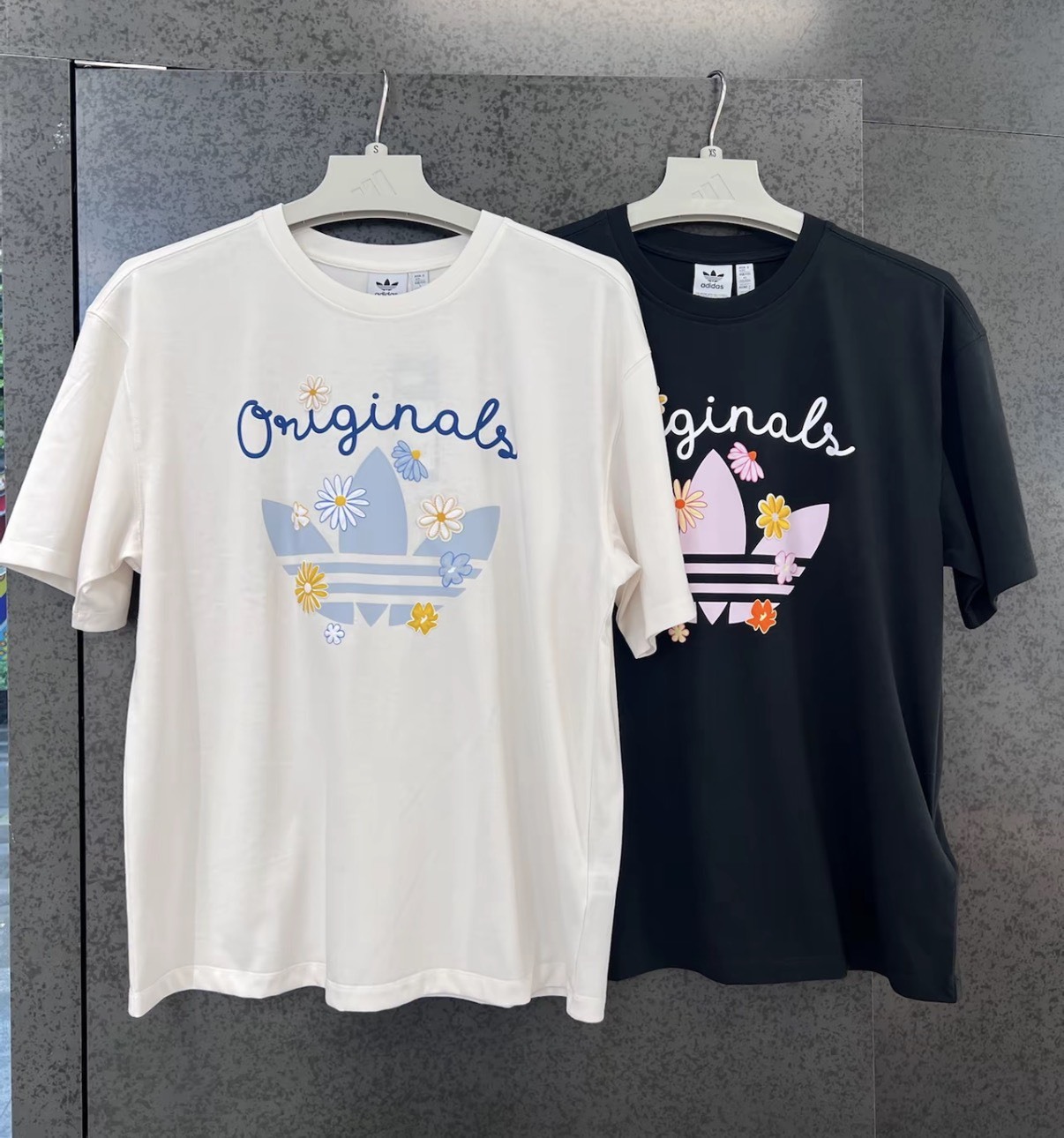 【OWN】Adidas Originals Graphic 寬鬆 休閒 短袖 上衣 Oversize 花花 三葉草 刺繡 縫線 男女同款 黑色 白色