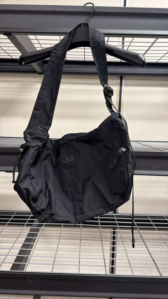 AK075 ADIDAS 黑色粗帶半月crossbody bag 40X24CM
