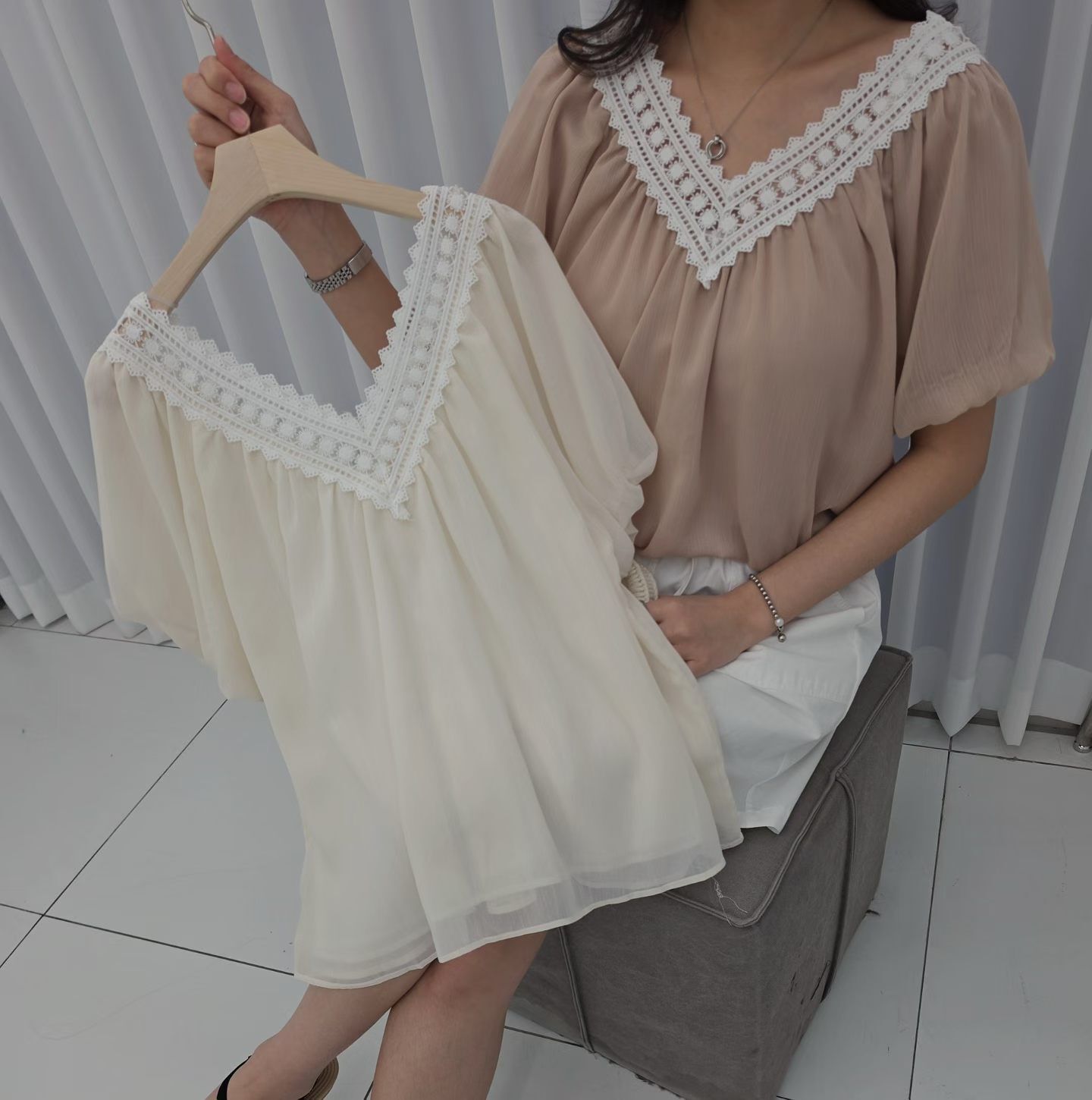 LU6357 蕾絲花邊拼接V領上衣