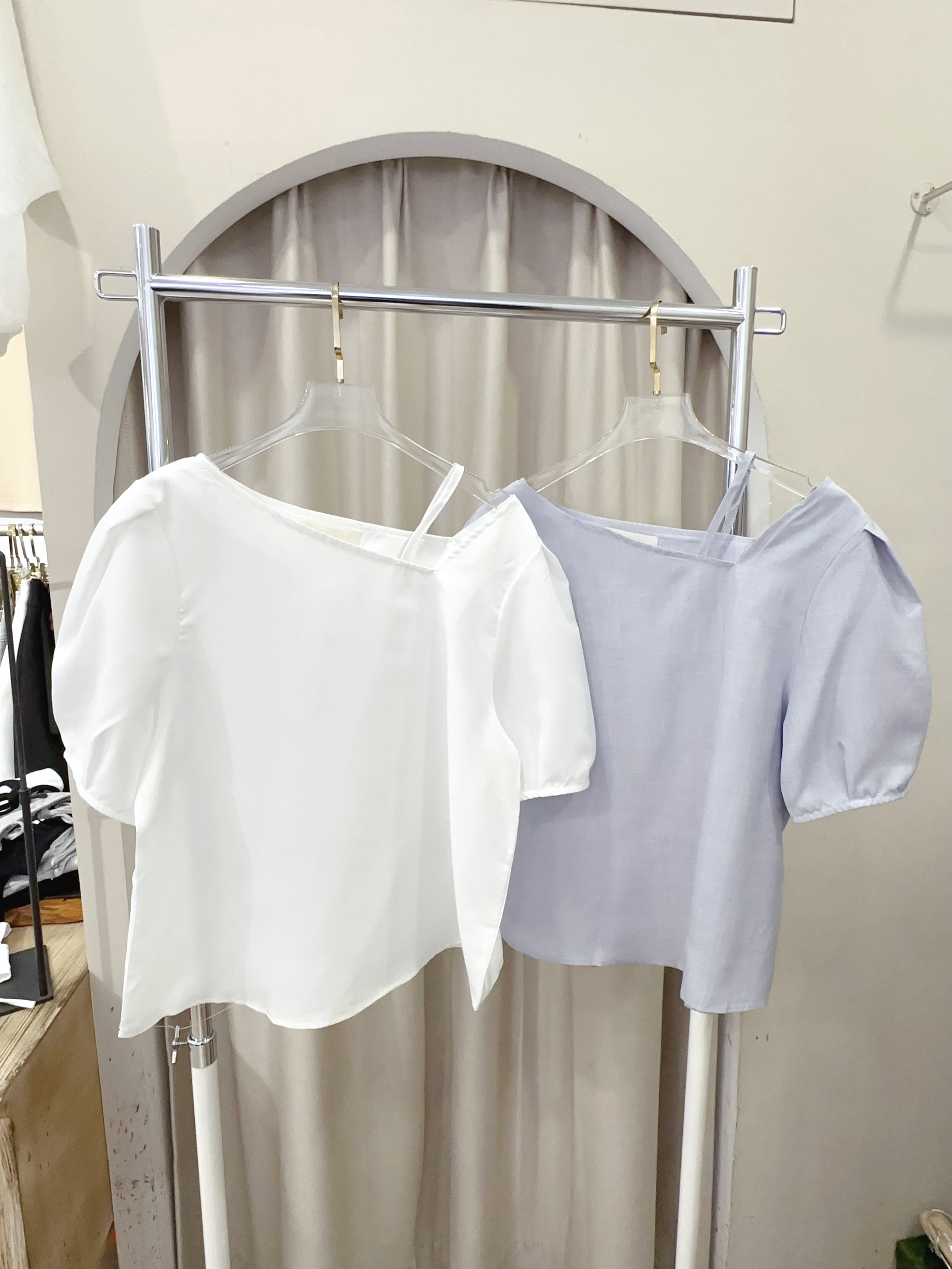 澎澎袖簍空簡約上衣