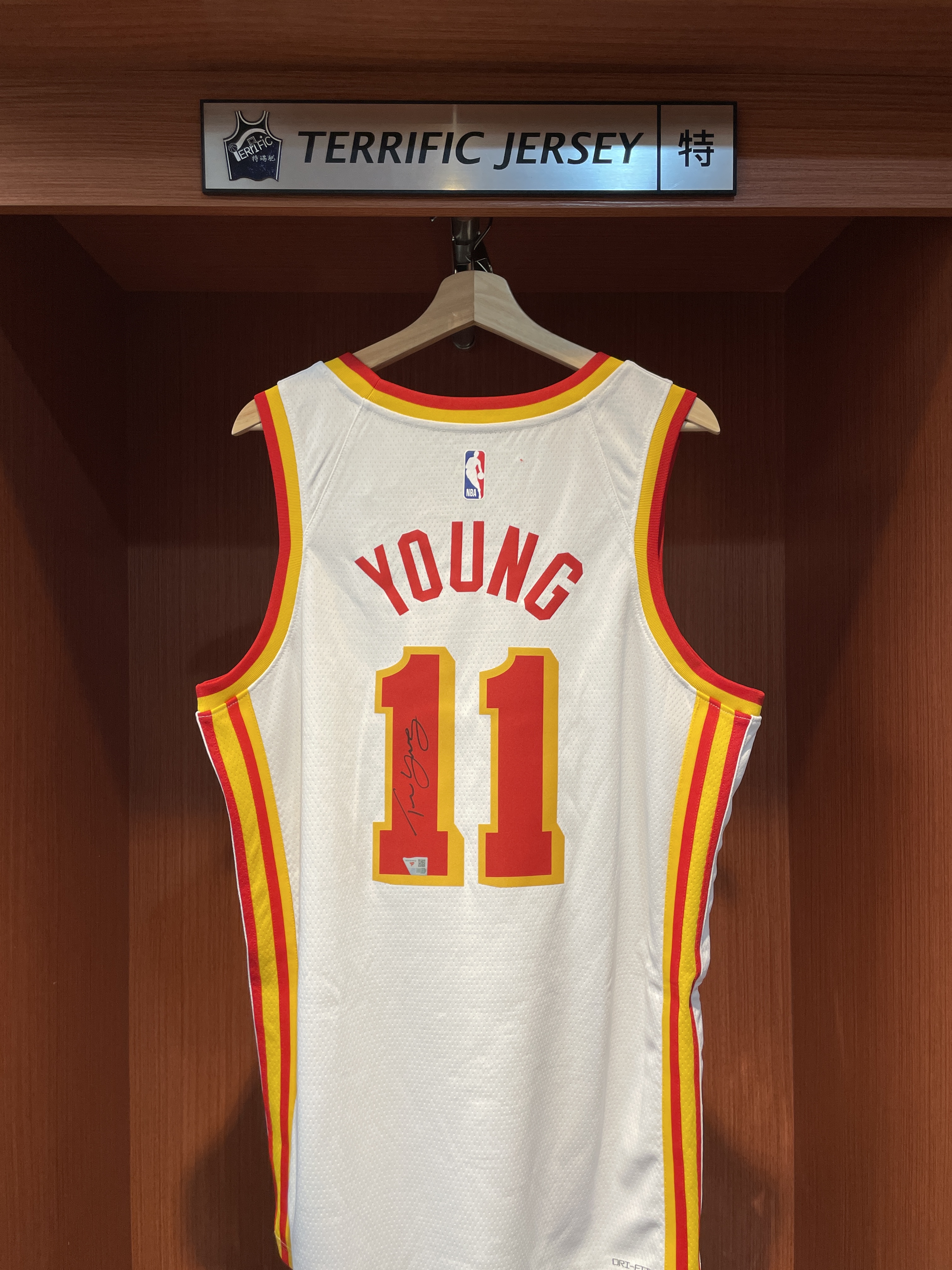 NBA球衣 親簽含認證 Trae Young 亞特蘭大老鷹白 Association Nike Swingman 球迷版 熱轉印 Fanatics 官方雷射編號 全新