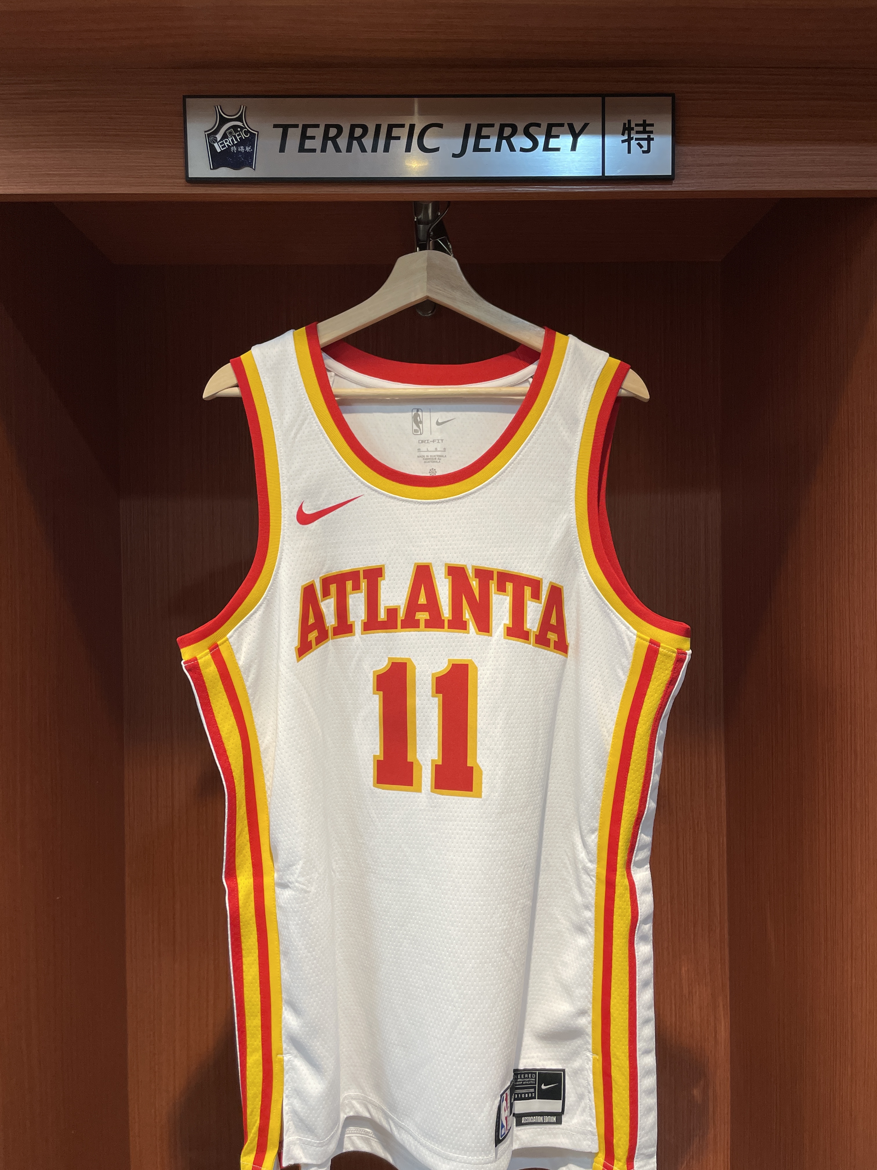 NBA球衣 親簽含認證 Trae Young 亞特蘭大老鷹白 Association Nike Swingman 球迷版 熱轉印 Fanatics 官方雷射編號 全新