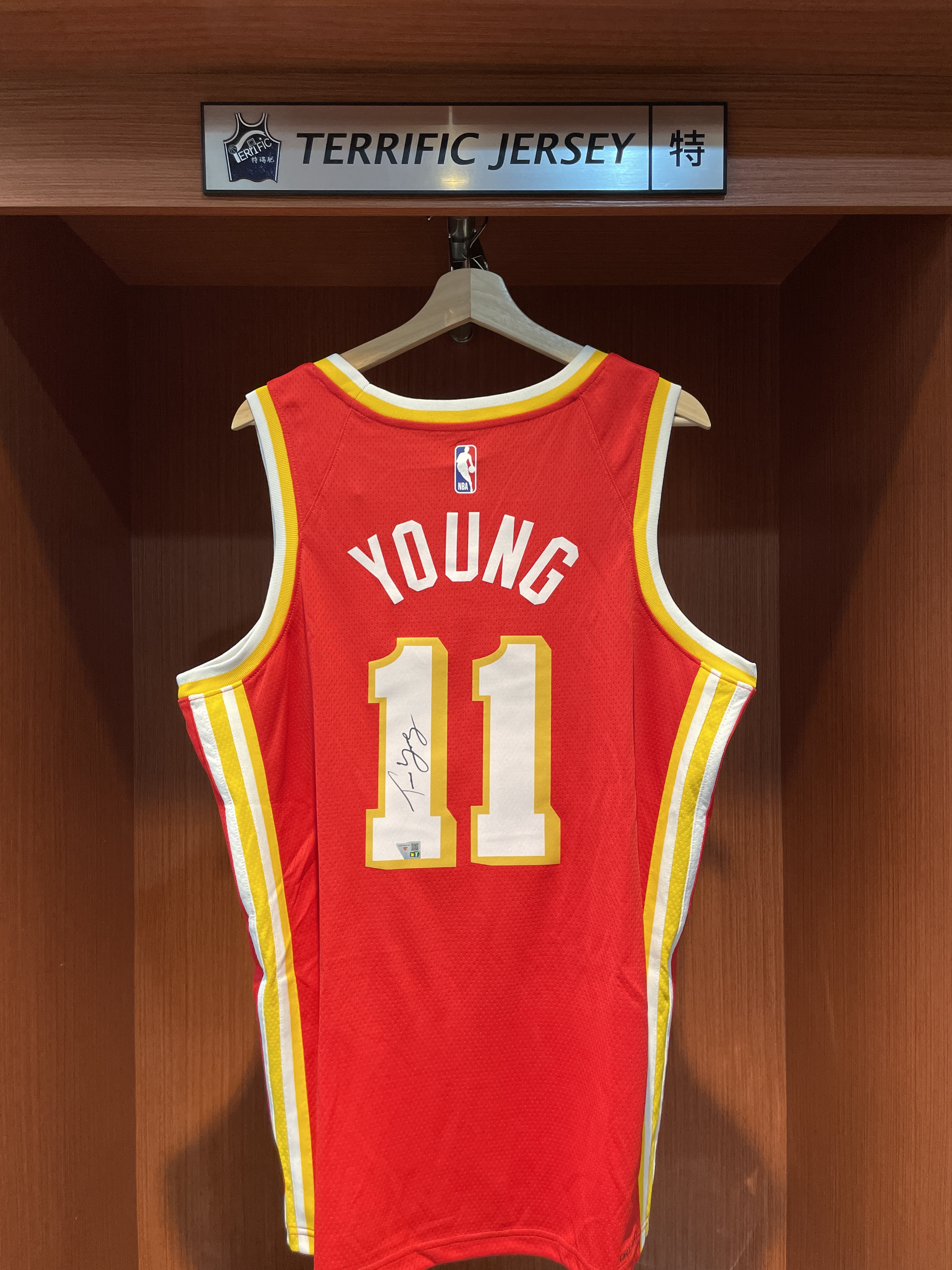 NBA球衣 親簽含認證 Trae Young 亞特蘭大老鷹紅 Icon Nike Swingman 球迷版 熱轉印 Fanatics 官方雷射編號 全新