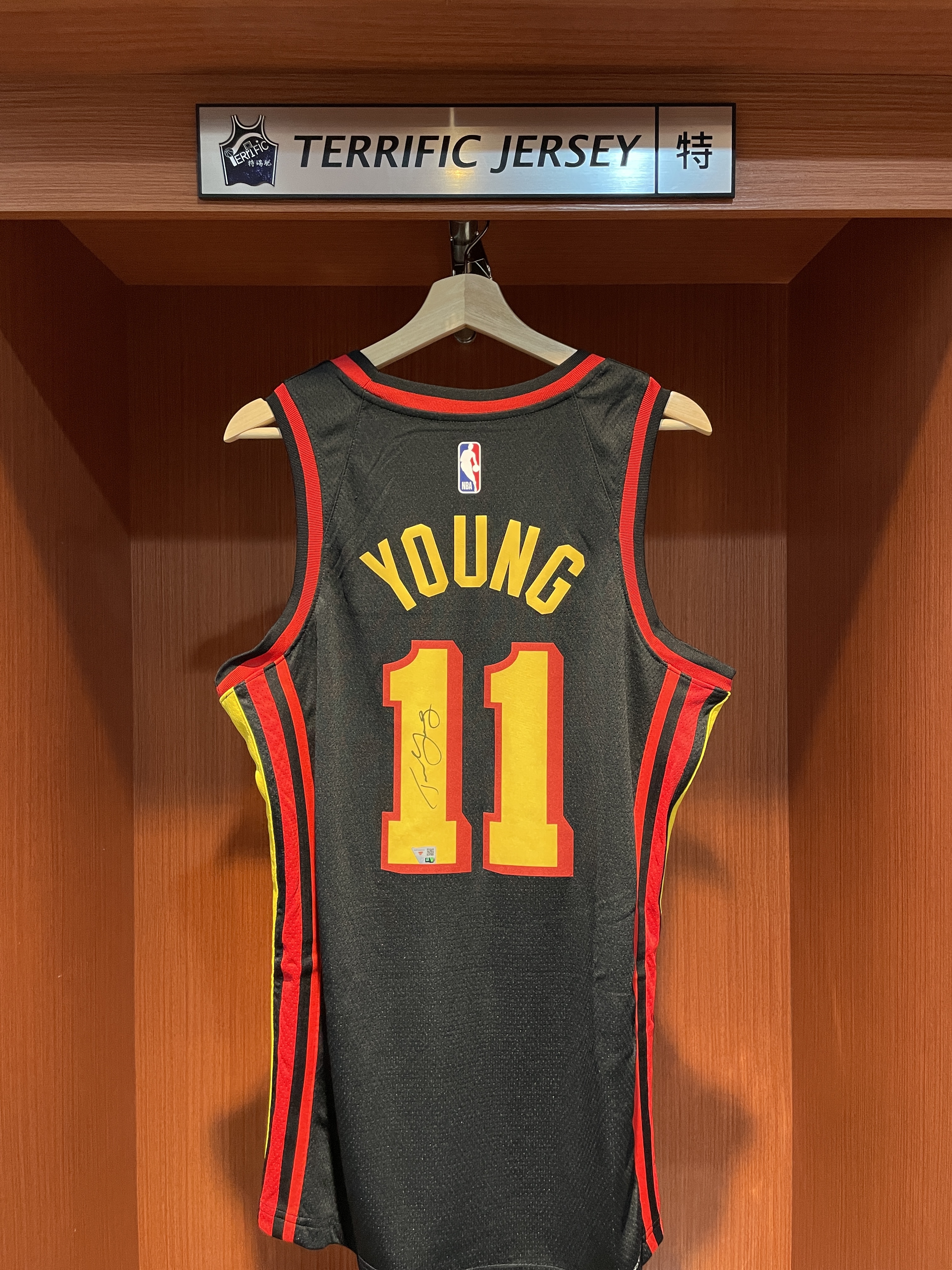 NBA球衣 親簽含認證 Trae Young 亞特蘭大老鷹黑 Statement Jordan Swingman 球迷版 熱轉印 Fanatics 官方雷射編號 全新
