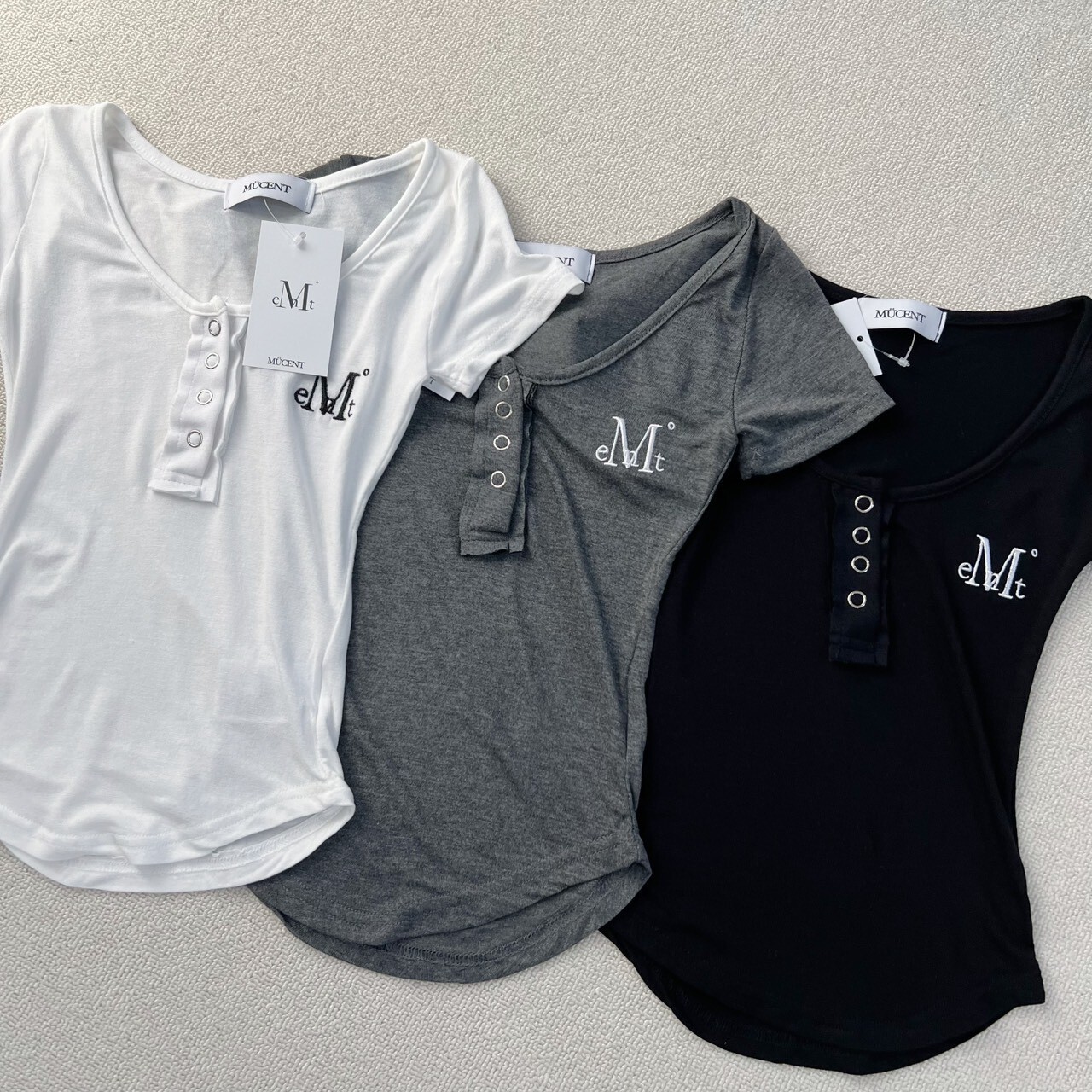 MUCENT 經典LOGO排釦上衣