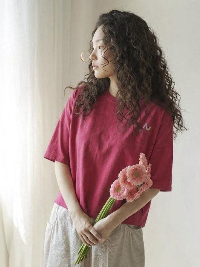 低調卻充滿療癒感設計★口袋女孩寬版棉T