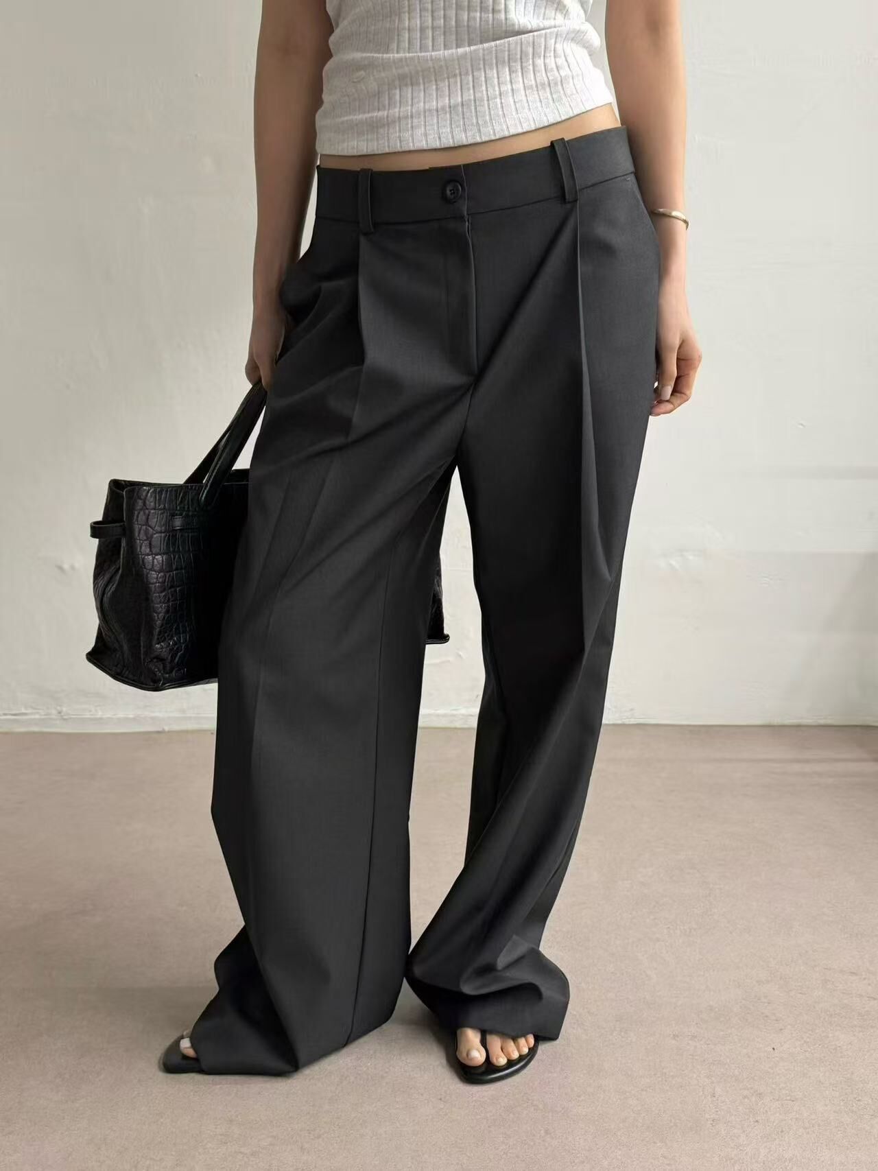 Straight-cut pleated trosuers