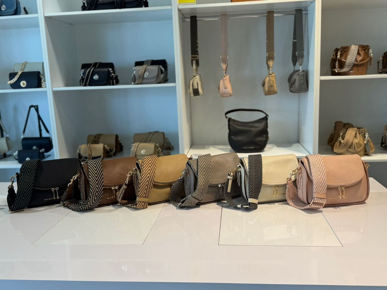 LYS01868 Marc Jacobs 粗肩帶真皮斜孭袋
