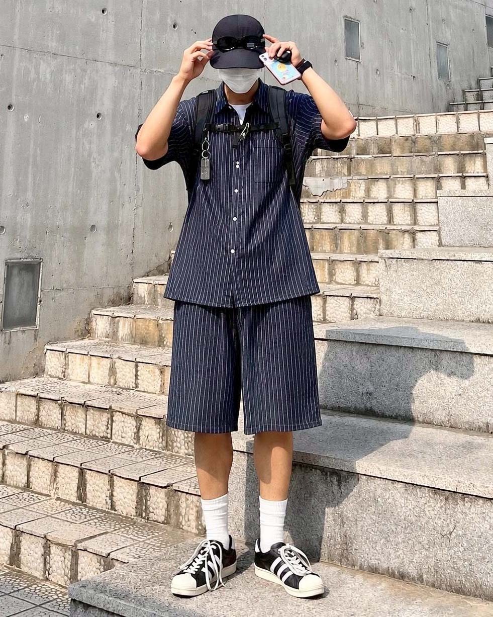 單寧條紋套裝 藍色 男生室外穿搭照
