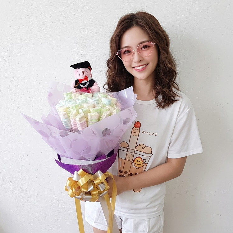 女孩拿著棉花糖畢業熊花束,畢業棉花糖花束