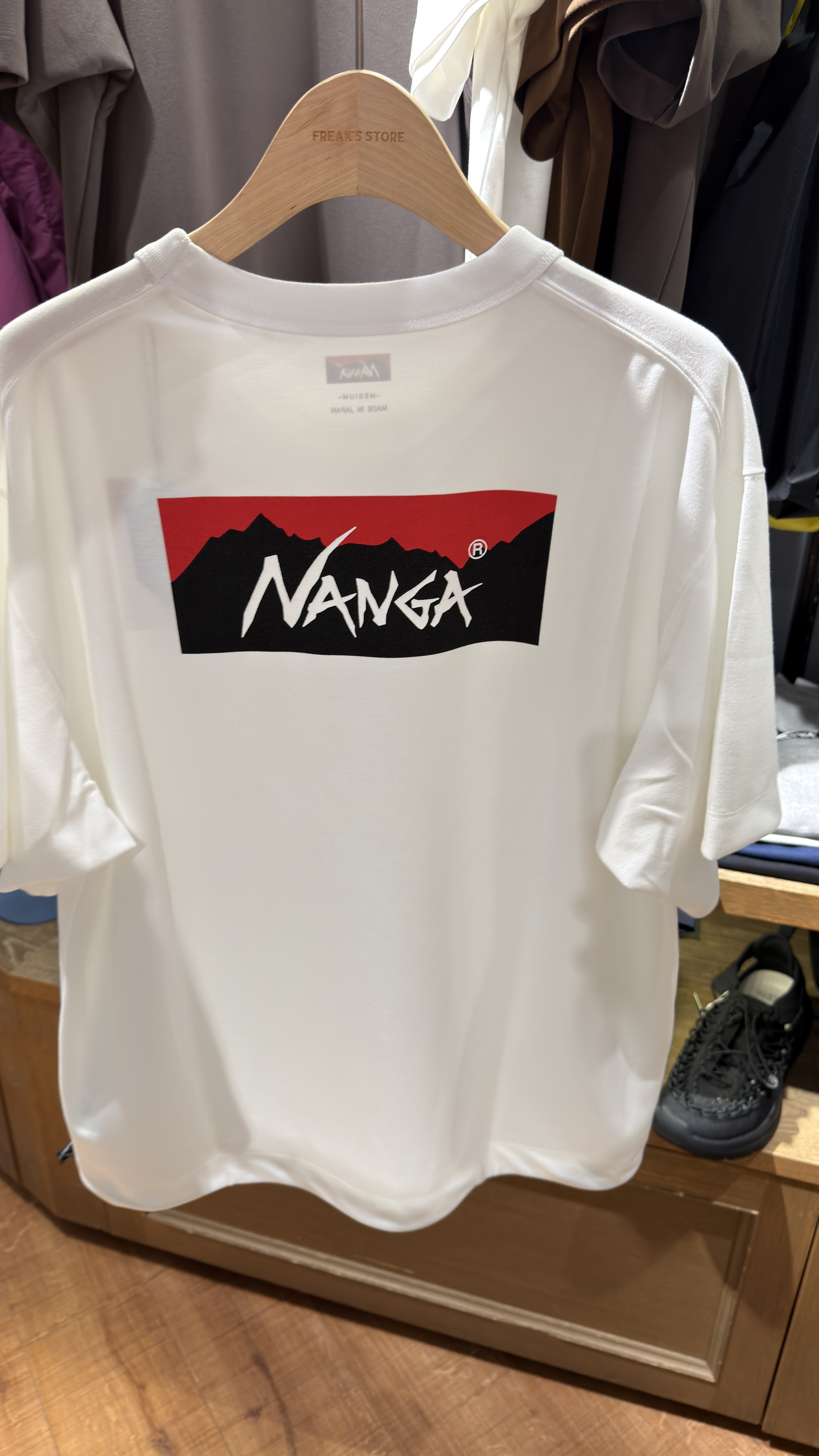 【日本限時連線🇯🇵  6/6 早上10:00（台灣時間） 準時收單 ✈️ 】NANGA NEO-PRO 紡錘形 背部印花 大logo短tee 別注款