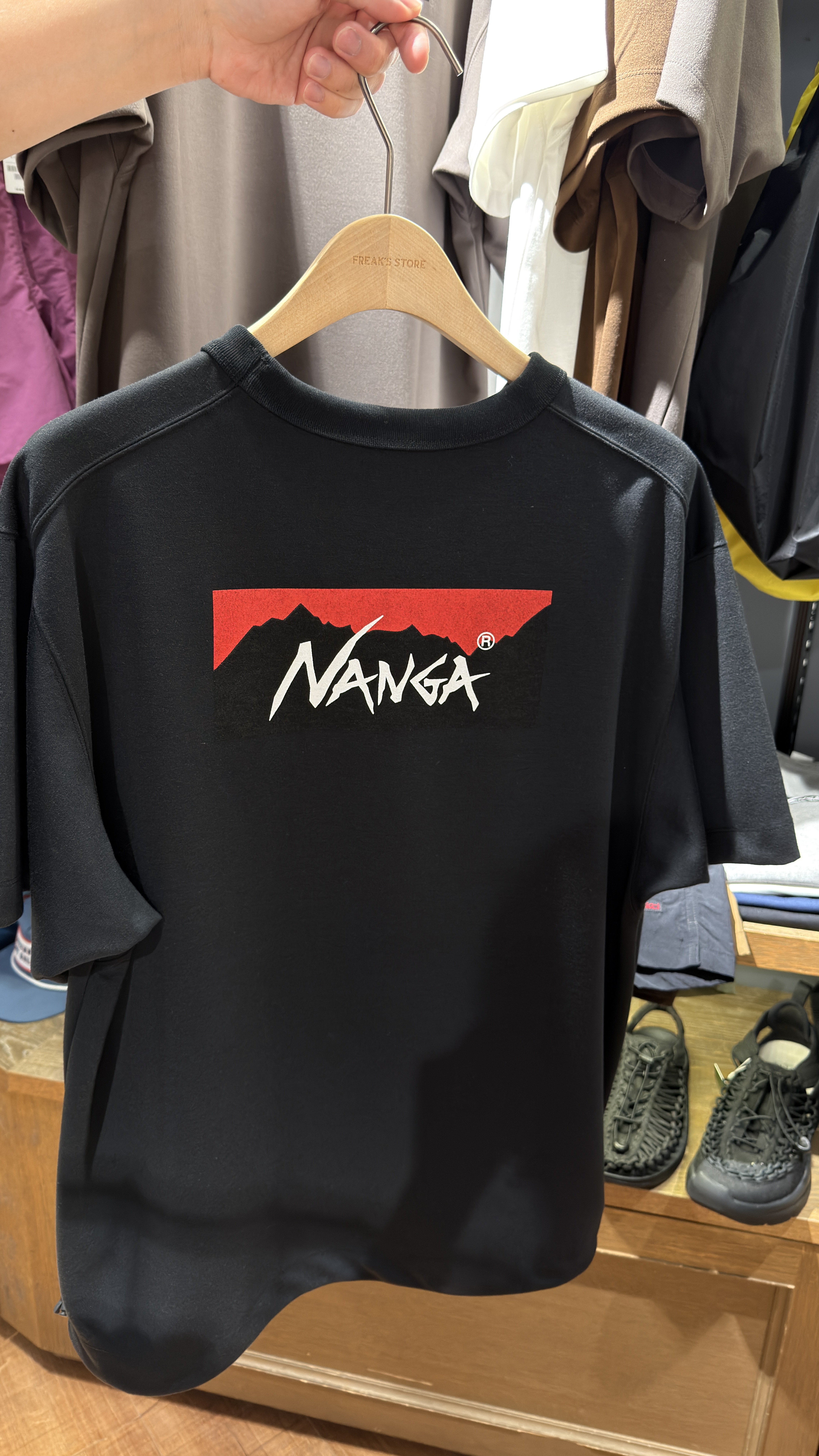 【日本限時連線🇯🇵  6/6 早上10:00（台灣時間） 準時收單 ✈️ 】NANGA NEO-PRO 紡錘形 背部印花 大logo短tee 別注款