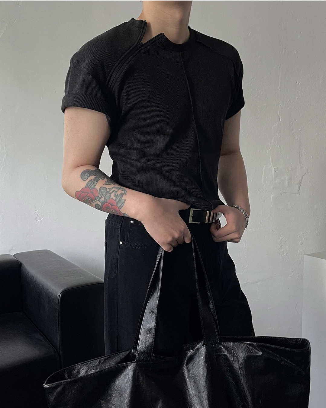 Muscle Fit Zipper Cut-out Short Sleeve Tee