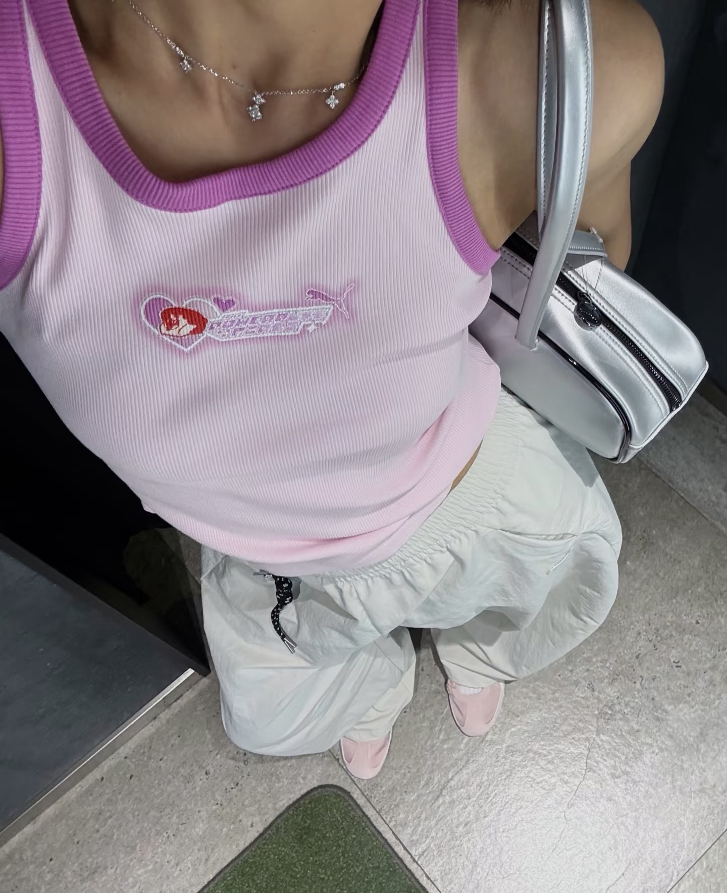 女款 PUMA X THE POWERPUFF GIRLS PPG SLIM TOP 飛天小女警 粉 黑 毛毛 花花 聯名 愛心 印花 滾邊 背心【637467】