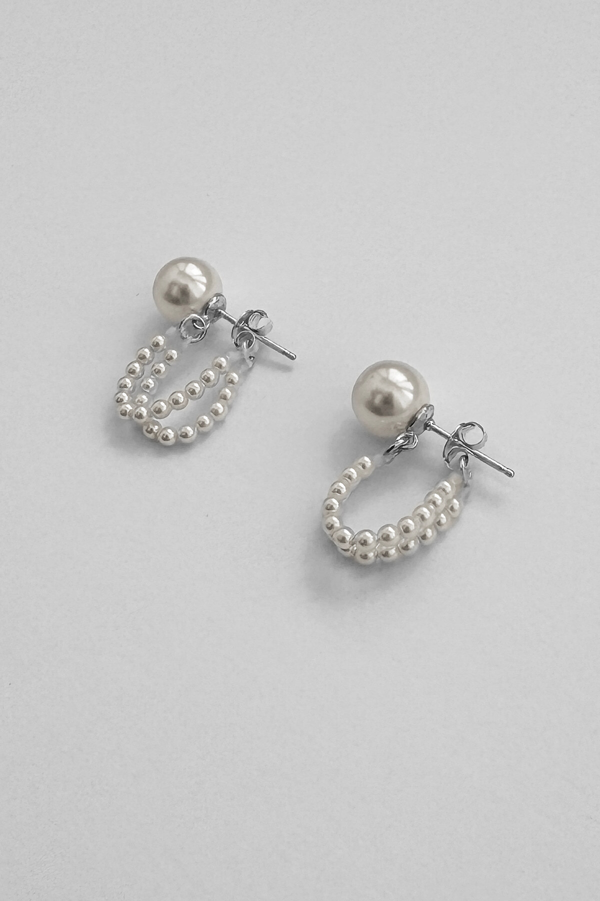 MONDAY EDITION MOONLIT LOOPS PEARL EARRINGS MWER240607WH