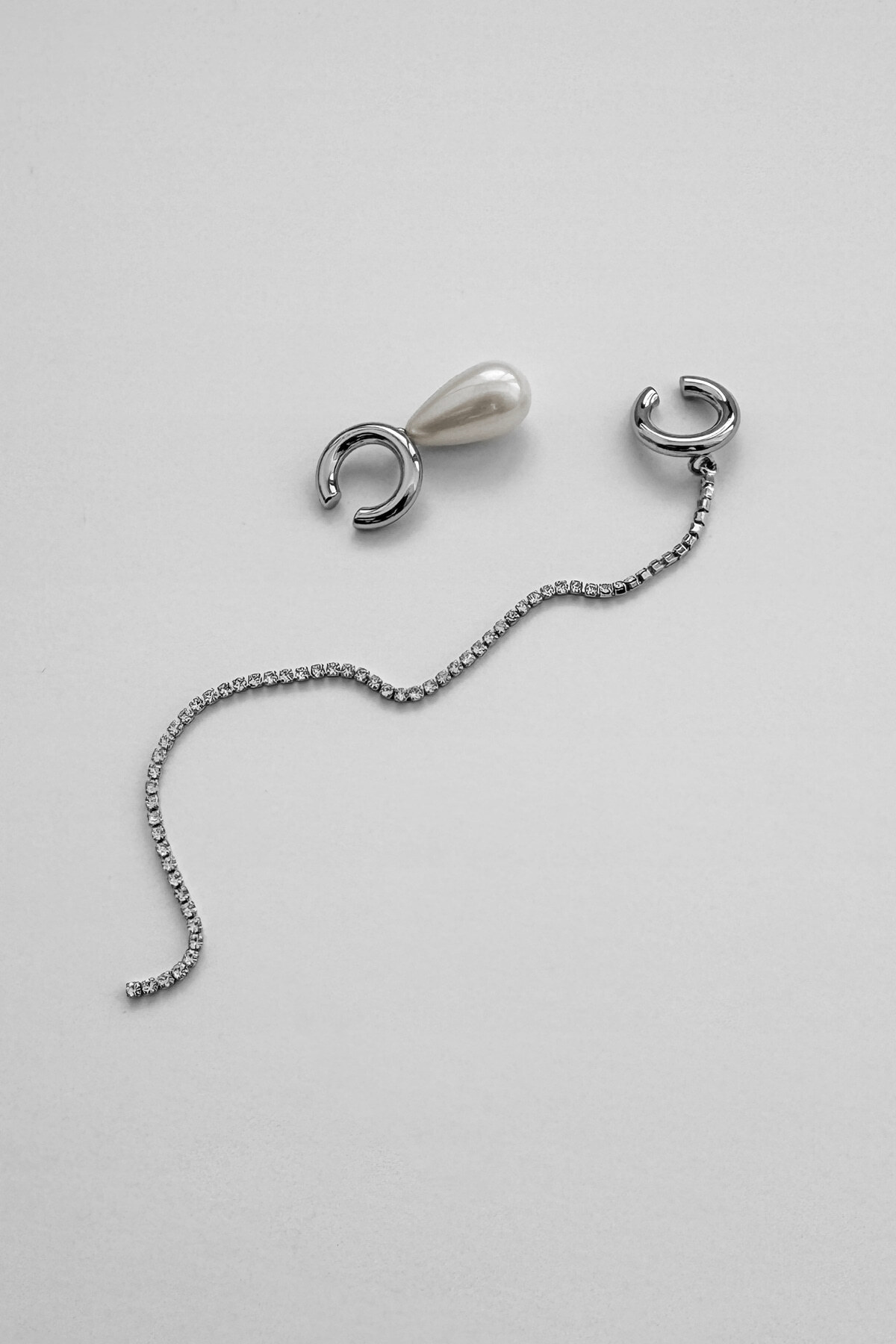 MONDAY EDITION TEARDROP PEARL CRYSTALINE EAR CUFF (SET) MWER240608SV