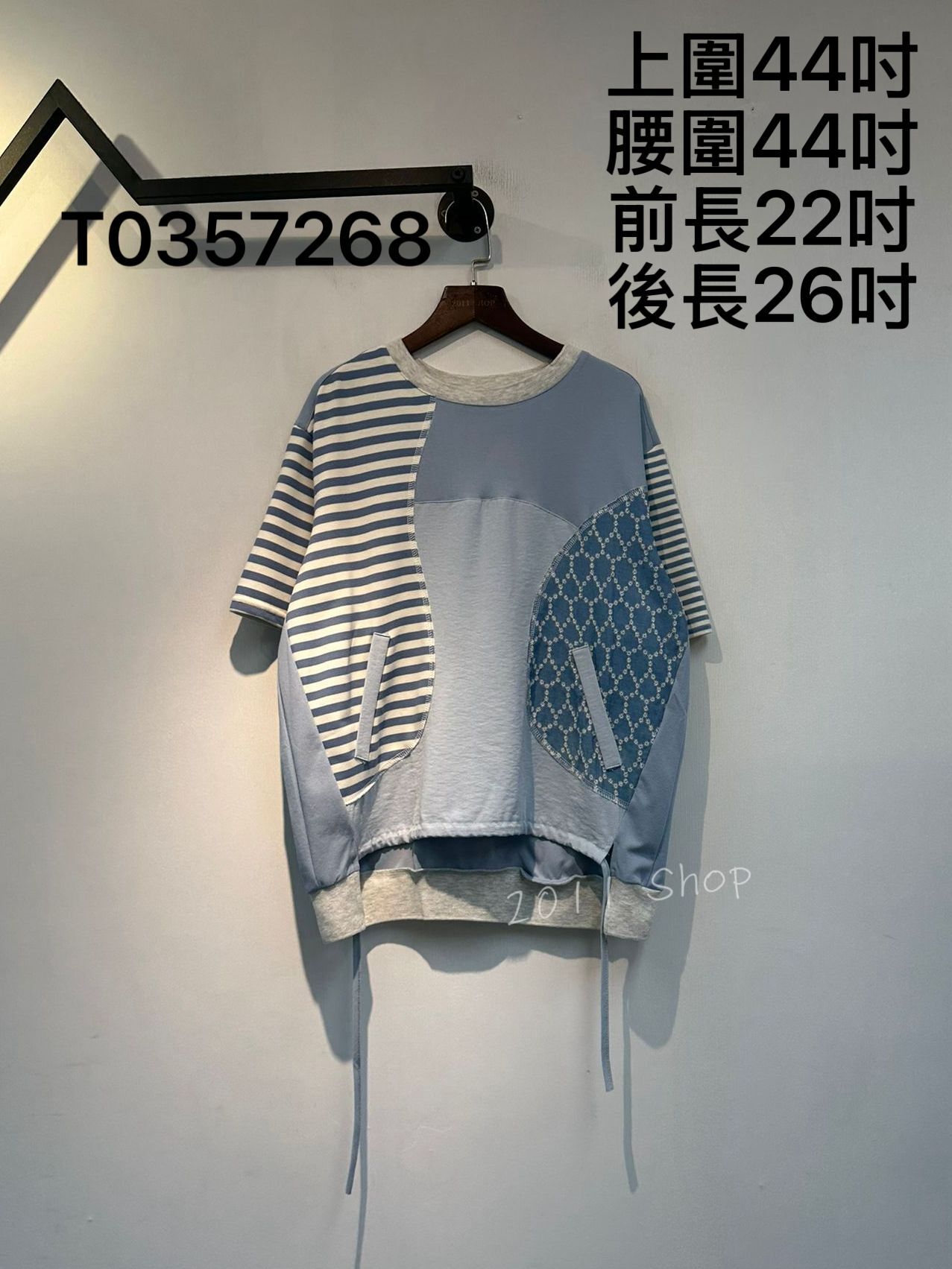 小花花刺繡牛仔拼布橫間特色TOP  上圍44吋 腰圍44吋 前長22吋 後長26吋  T0357268