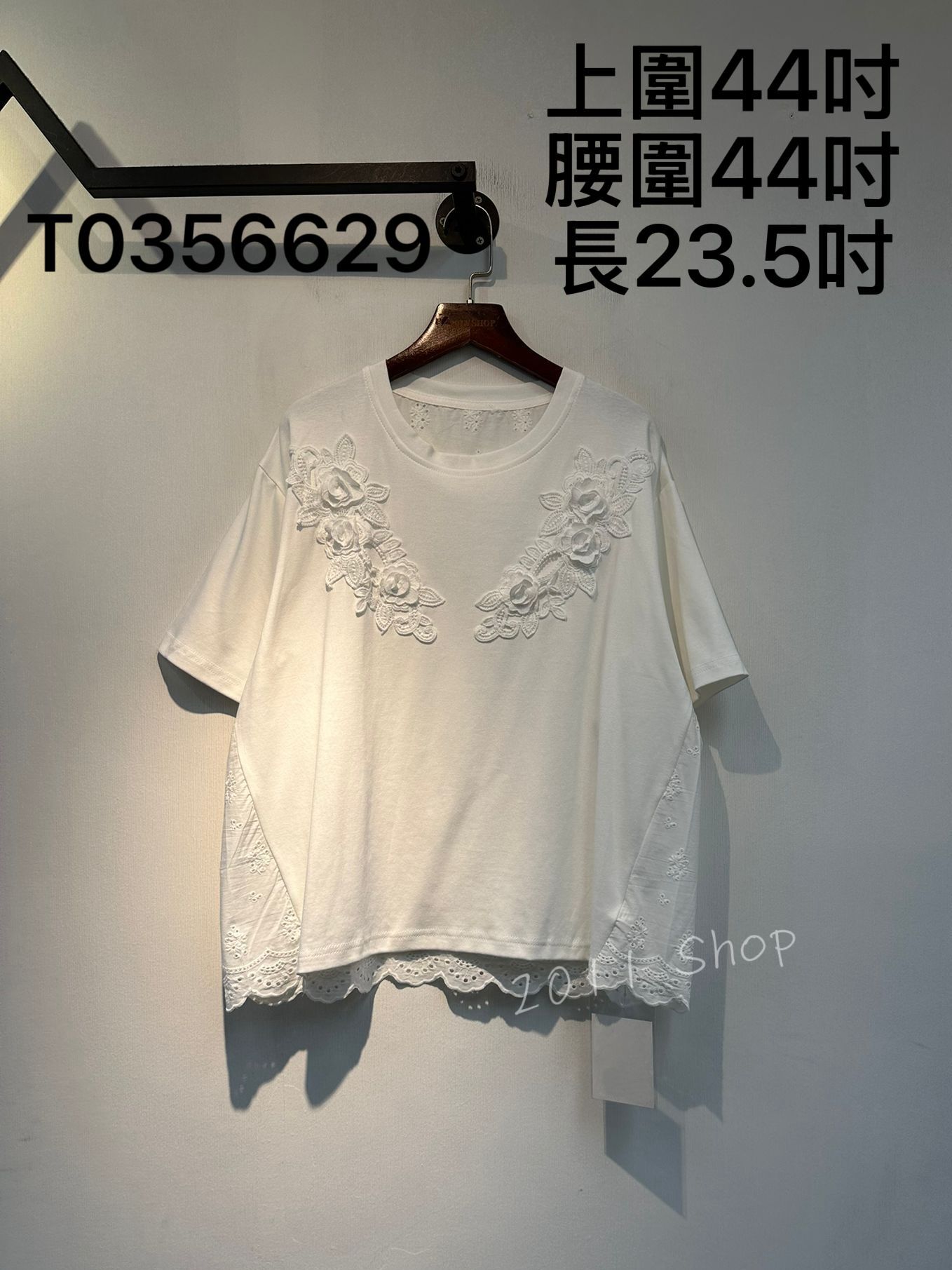 立體刺繡花背面波浪下擺TOP  上圍44吋 腰圍44吋 長23.5吋  T0356629