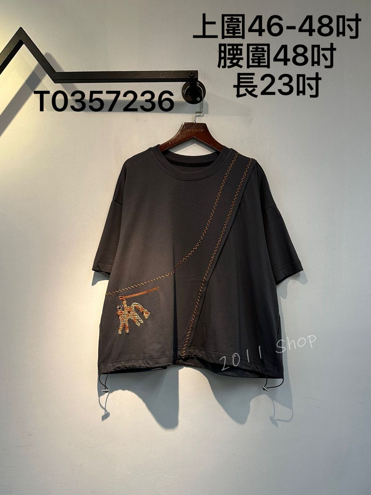 波浪刺繡拉鍊圖案下擺束繩TOP  上圍46-48吋 腰圍48吋 長23吋  T0357236