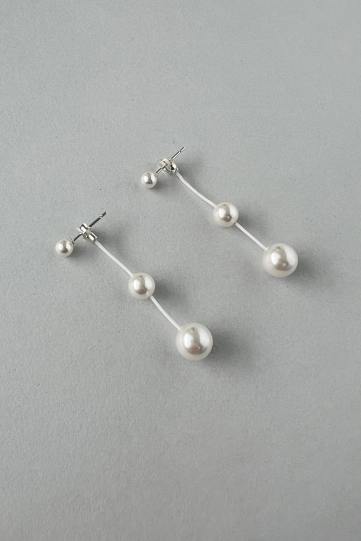 MONDAY EDITION  [MJXME] DROP PEARL STRING EARRINGS MWER250203WH