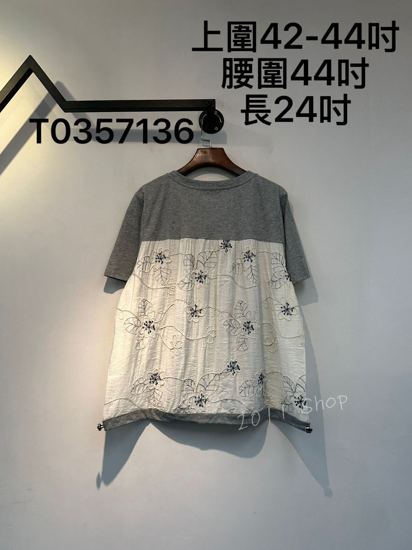 特色背面花朵刺繡拼布TOP  上圍42-44吋 腰圍44吋 長24吋  T0357136