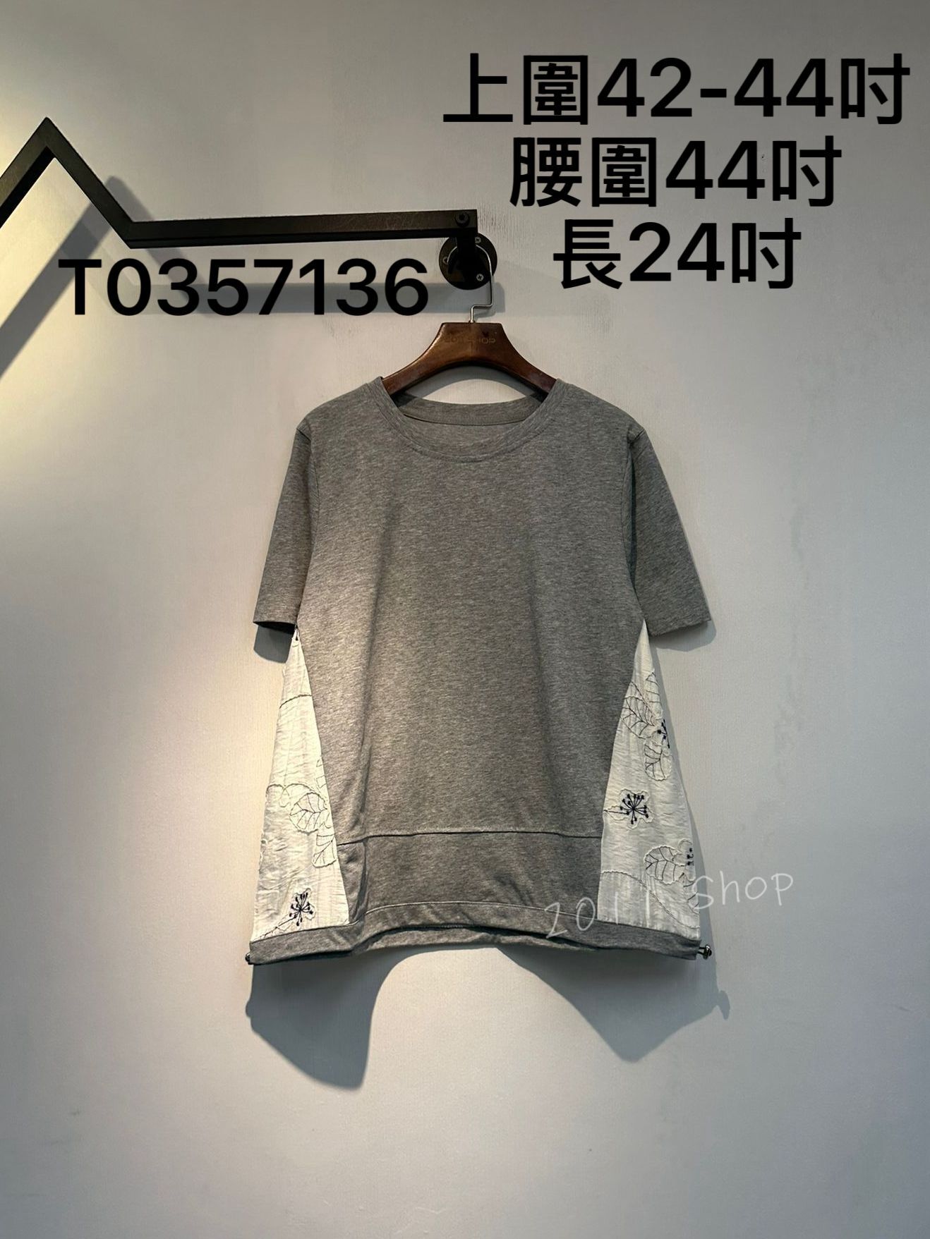 特色背面花朵刺繡拼布TOP  上圍42-44吋 腰圍44吋 長24吋  T0357136