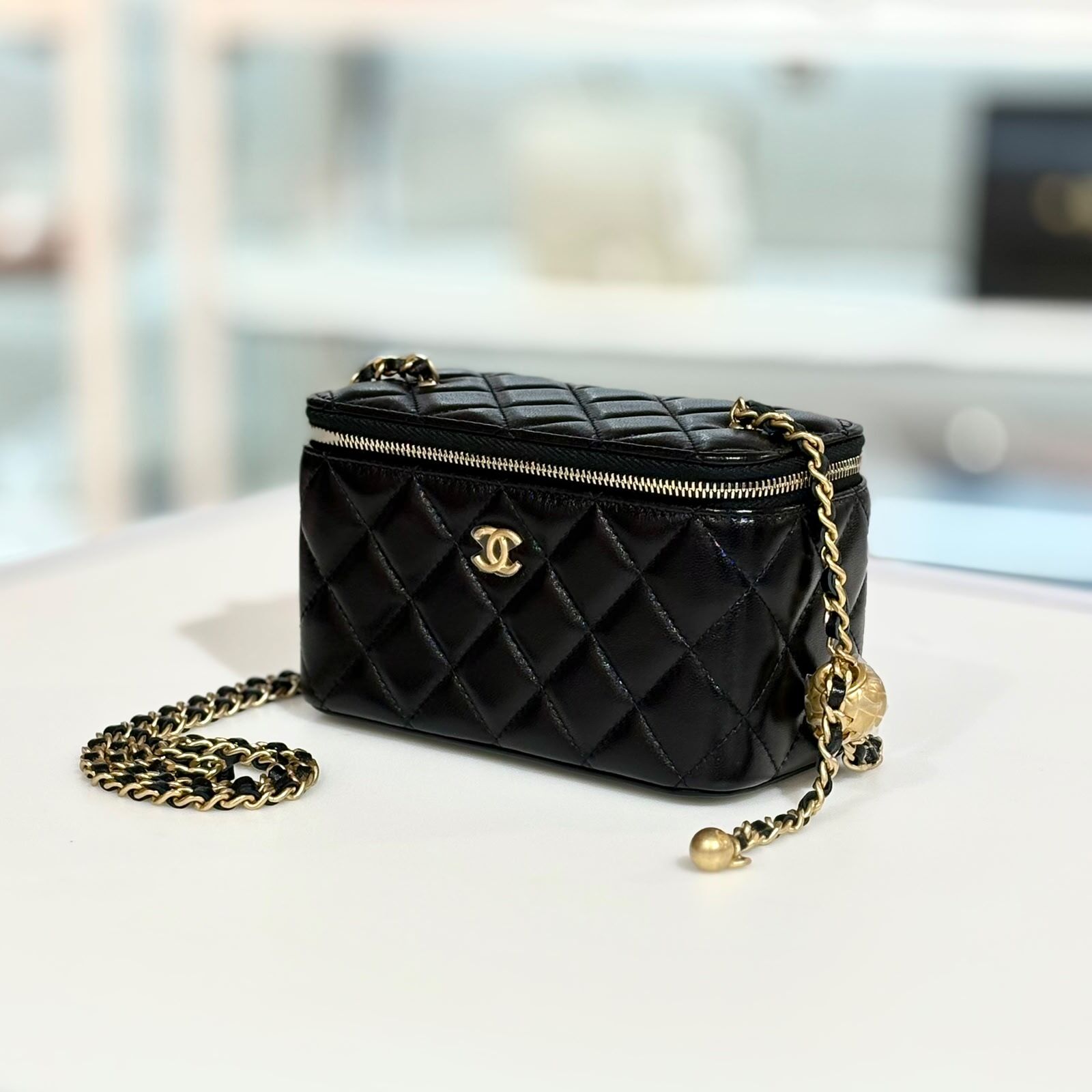 全新CHANEL黑色羊皮 金球長盒子連鏡化妝盒 #BRAND NEW #香榭站正品