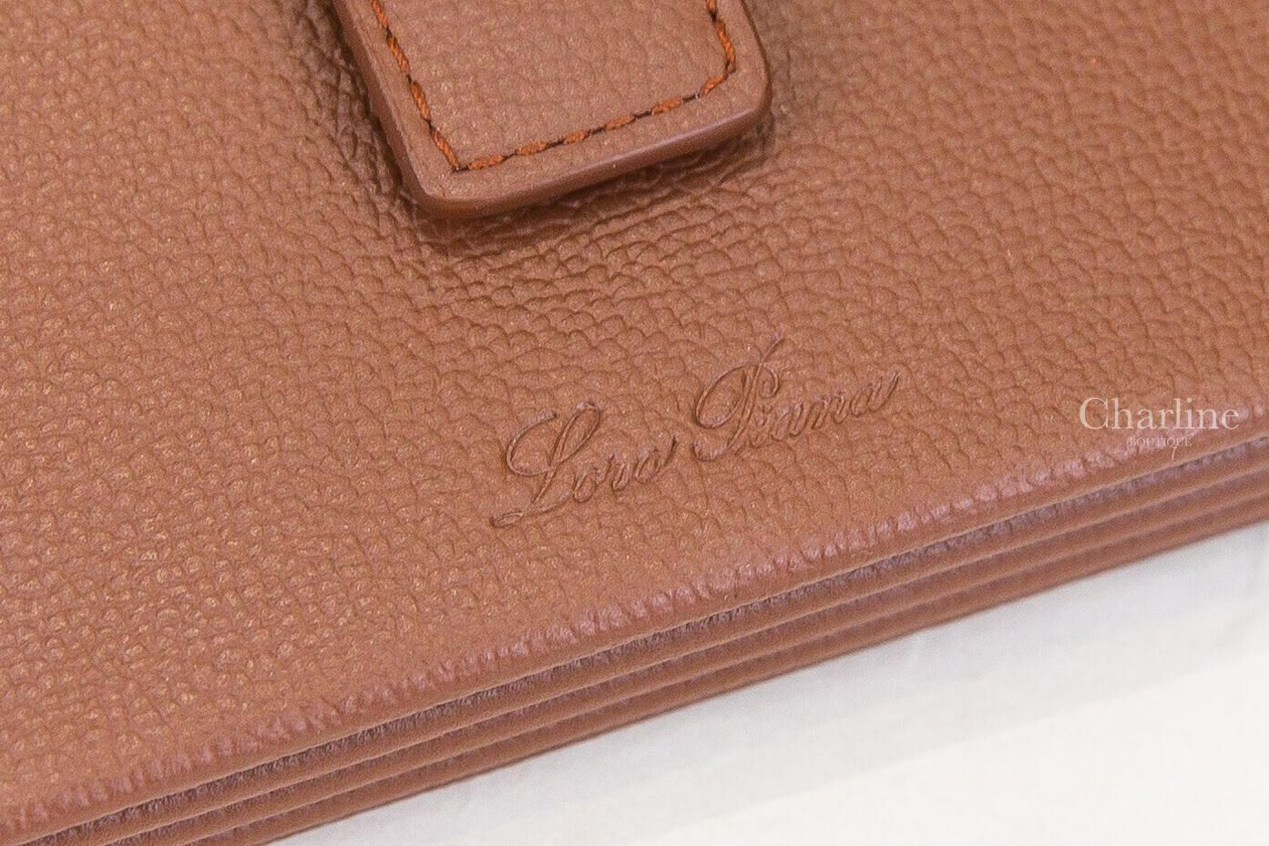 Loro Piana Extra Cardholder 焦褐色/陽光金墜飾扣式荔枝紋小牛皮多層卡片夾