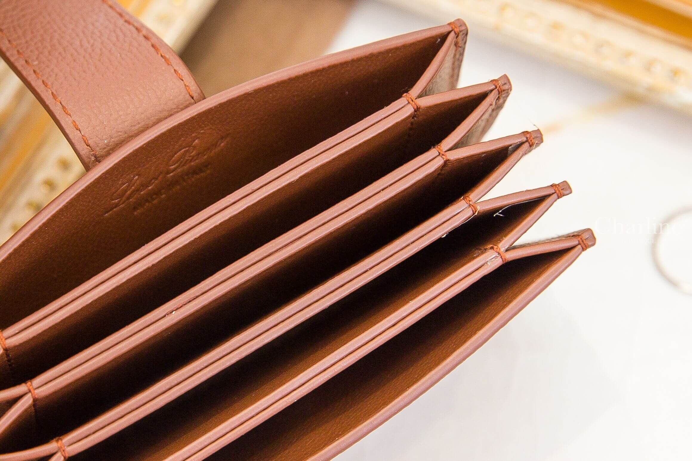 Loro Piana Extra Cardholder 焦褐色/陽光金墜飾扣式荔枝紋小牛皮多層卡片夾-Charline Boutique 精品代購