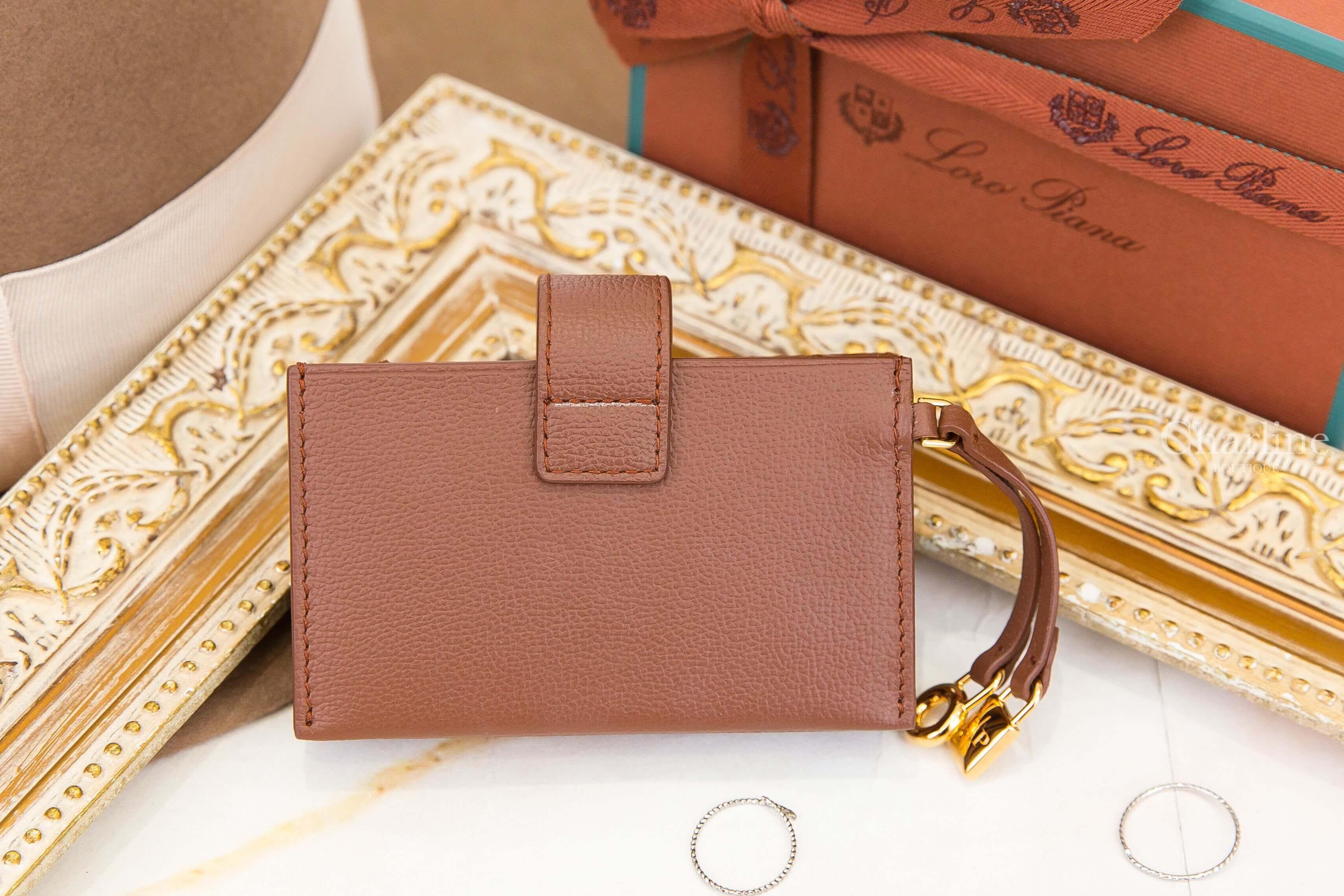 Loro Piana Extra Cardholder 焦褐色/陽光金墜飾扣式荔枝紋小牛皮多層卡片夾-Charline Boutique 精品代購