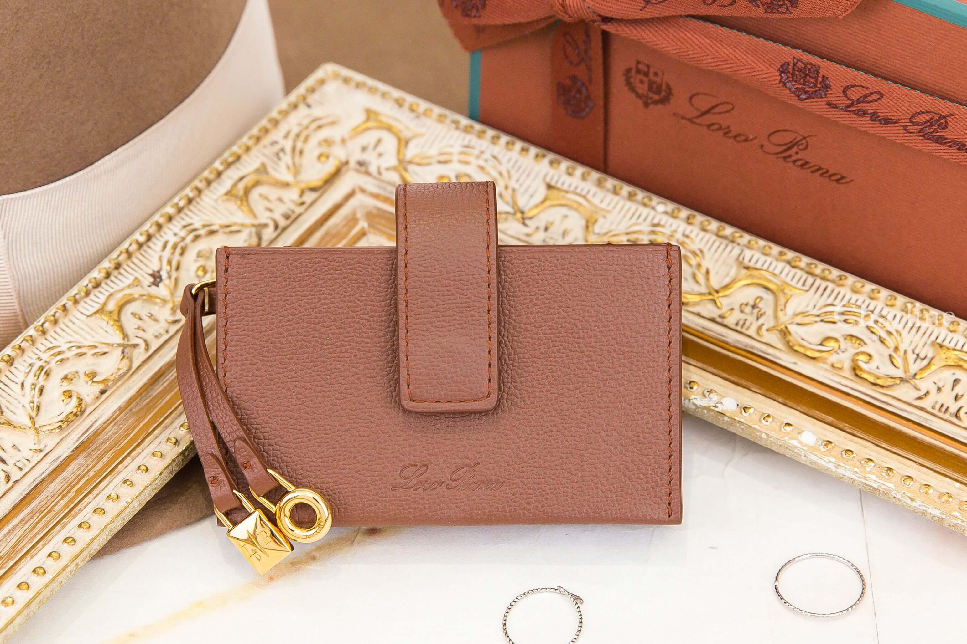 Loro Piana Extra Cardholder 焦褐色/陽光金墜飾扣式荔枝紋小牛皮多層卡片夾