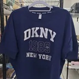 [S] DKNY PEACOAT COTTON-BLEND TERRY SHORT SLEEVE LOGO HIGH-LOW TEE, DP6T1571-PCT (SD2029)