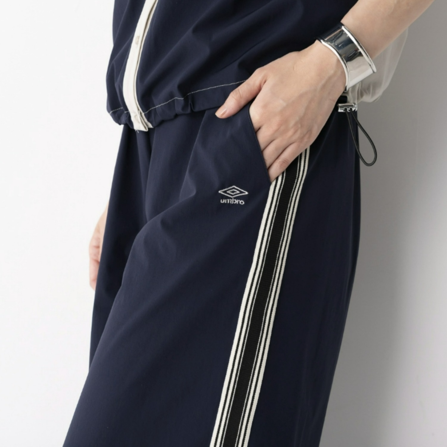 UMBRO 海軍藍 線條長褲 防水 抗UV 防皺 104177244