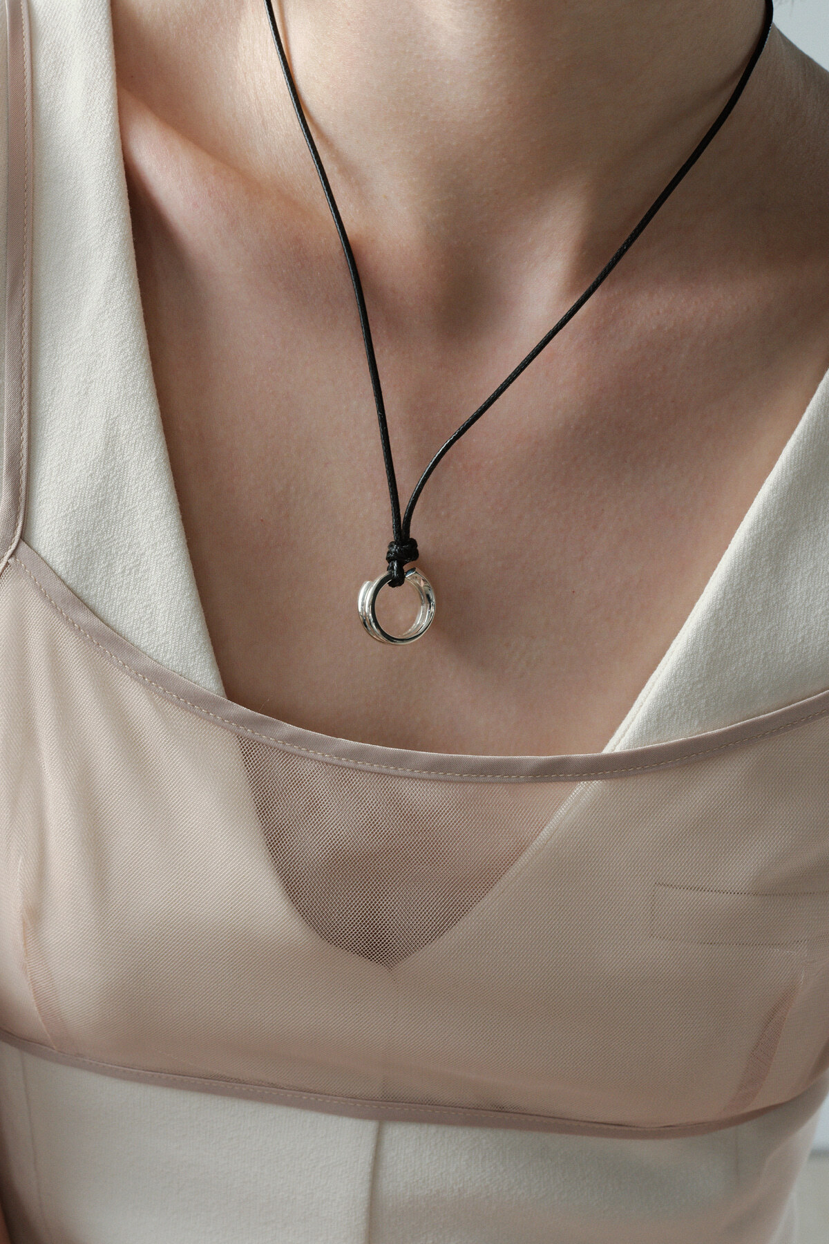 MONDAY EDITION SILENT LOOP STRING NECKLACE SLIVER MWNL250712SV