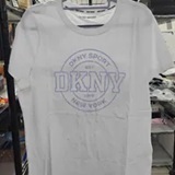 [S] DKNY WHITE/FROST BLUE COLLEGIATE MEDALLION LOGO TEE, DP6T1659-GHS (SD2040)