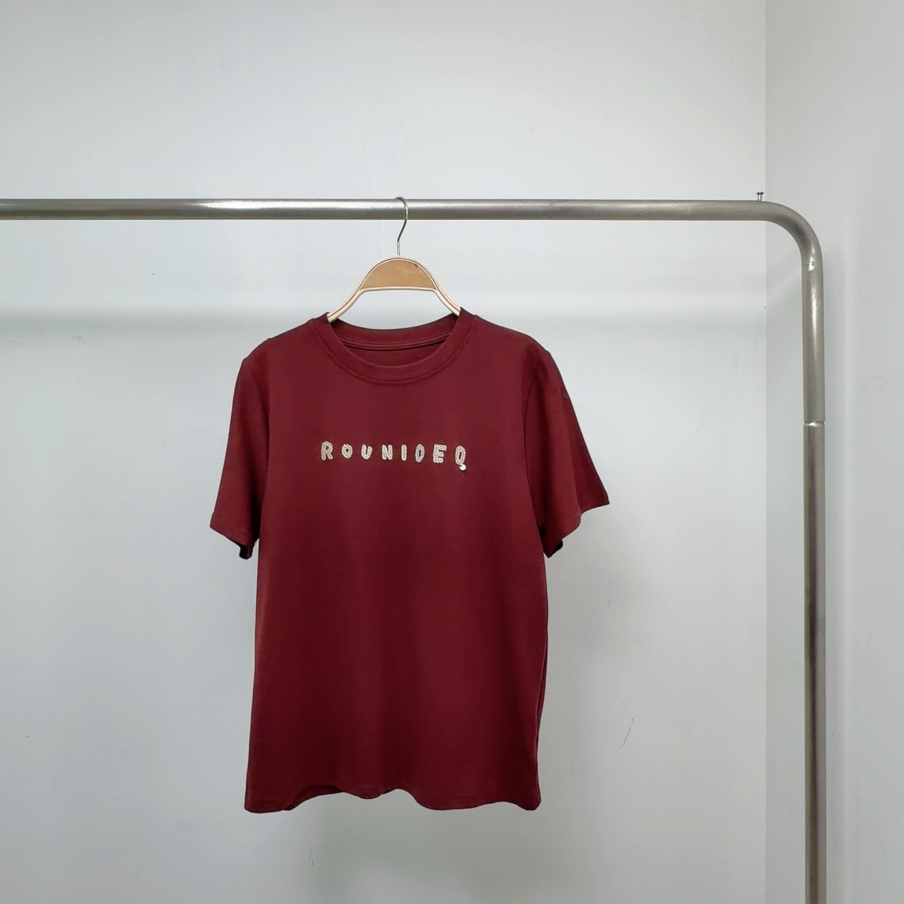 棗紅色小圓牌吊飾刺繡字母棉TEE (K11)