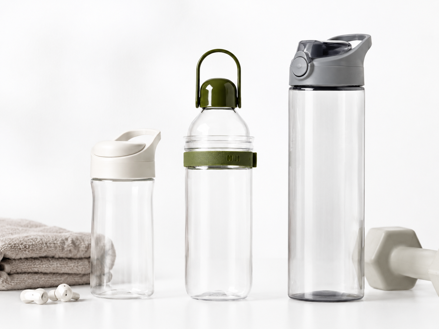 500ml、750ml、1000ml 三種容量水瓶與運動用品並排,呈現容量差異。