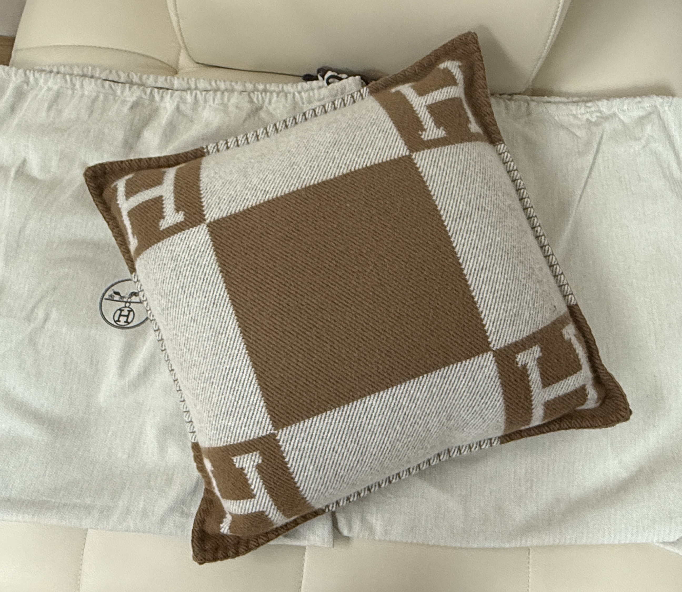 Hermes Avalon pillow small model Écru / Camel
